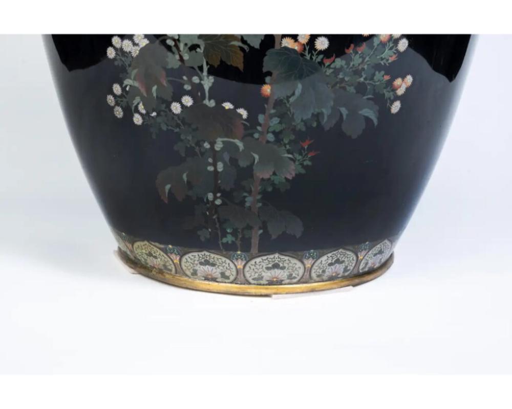 Giapponese Un monumentale vaso giapponese in smalto cloisonne, attribuito a Hayashi Kodenji in vendita