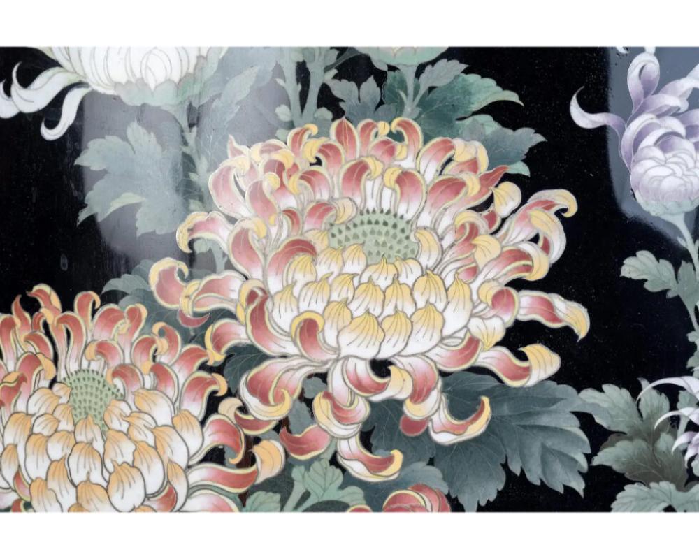 Smalto Un monumentale vaso giapponese in smalto cloisonne, attribuito a Hayashi Kodenji in vendita