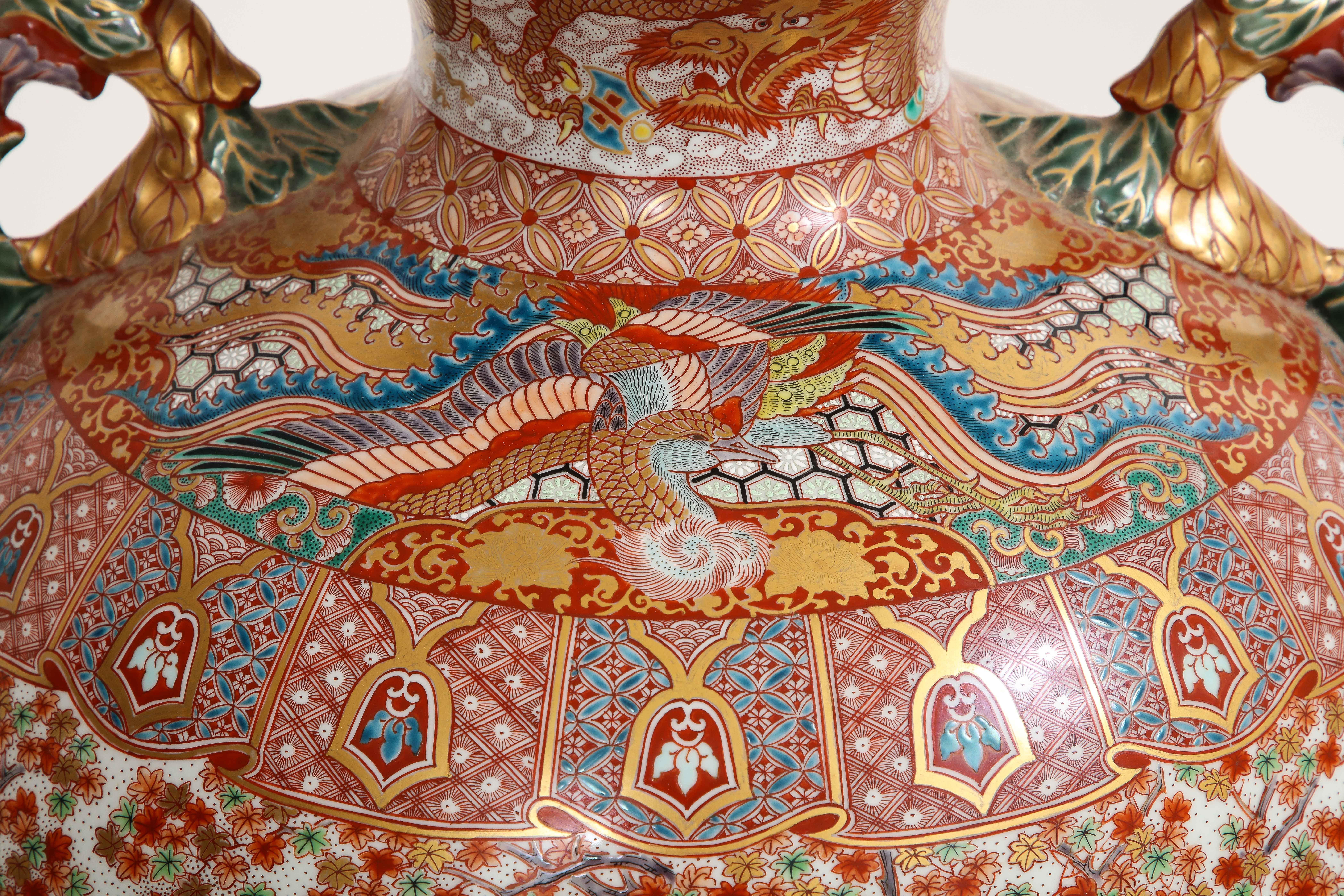 Vase monumental en porcelaine japonaise Kutani, période Meiji/Taisho, signé en vente 2