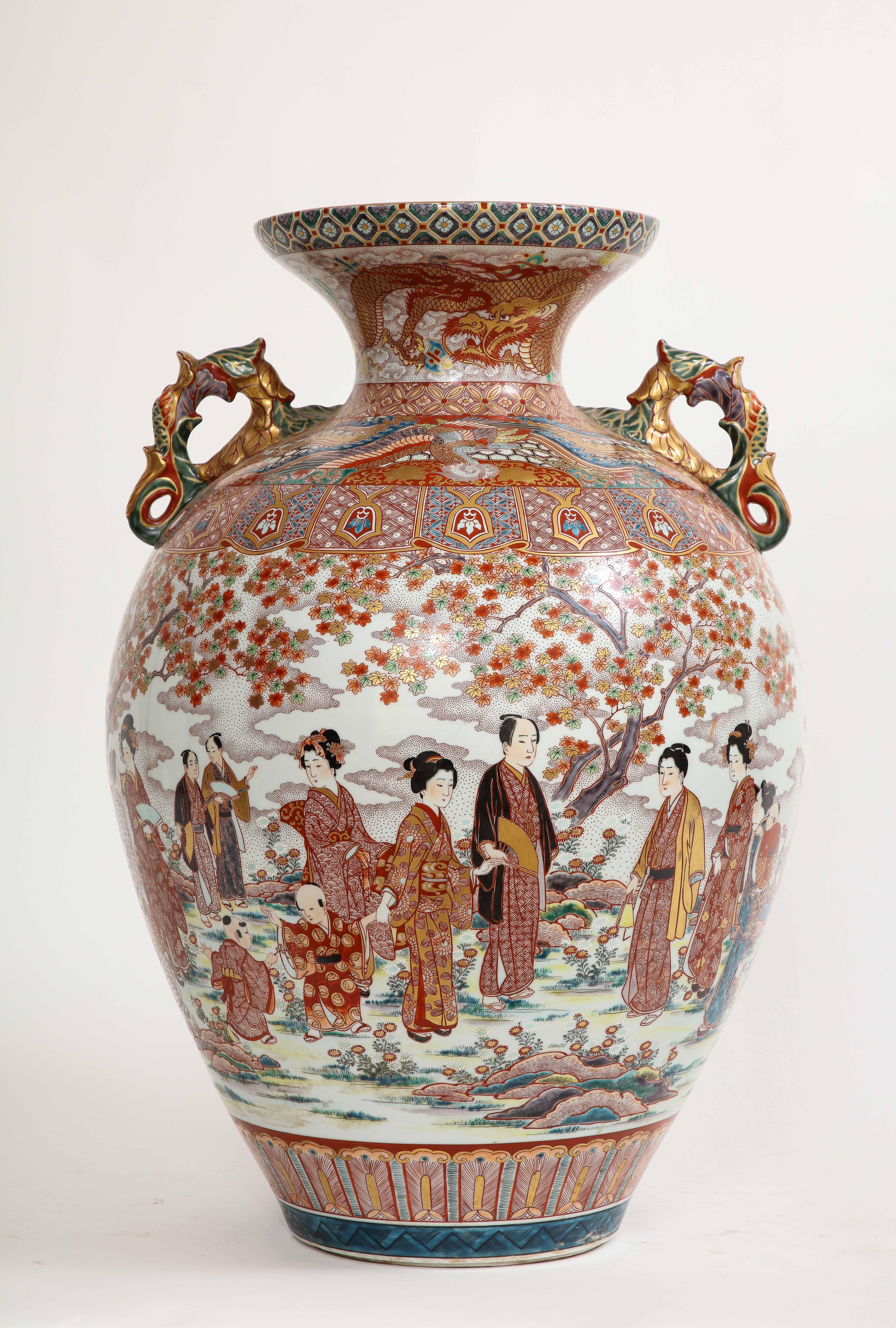 Japonais Vase monumental en porcelaine japonaise Kutani, période Meiji/Taisho, signé en vente