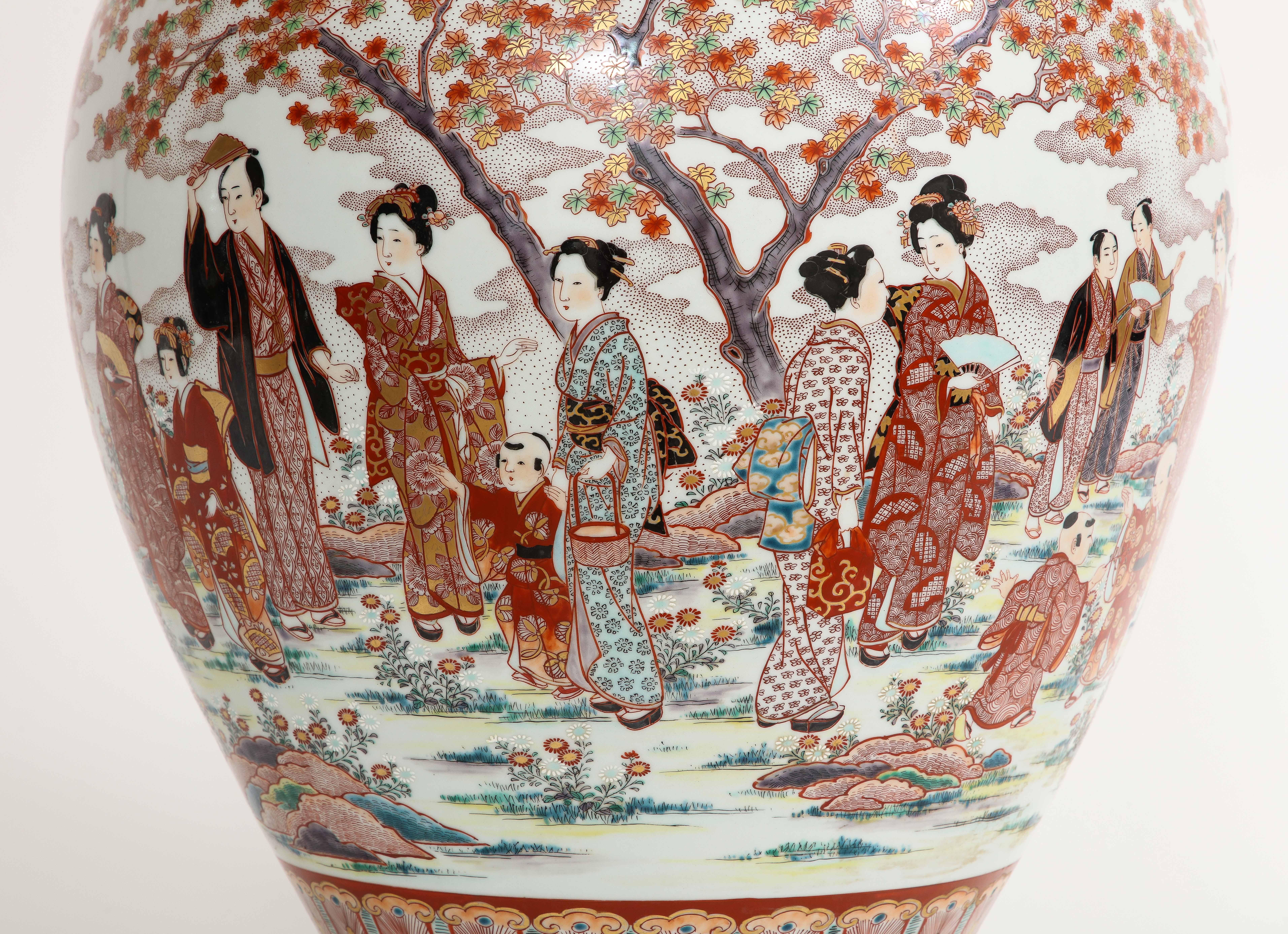 Vase monumental en porcelaine japonaise Kutani, période Meiji/Taisho, signé en vente 1