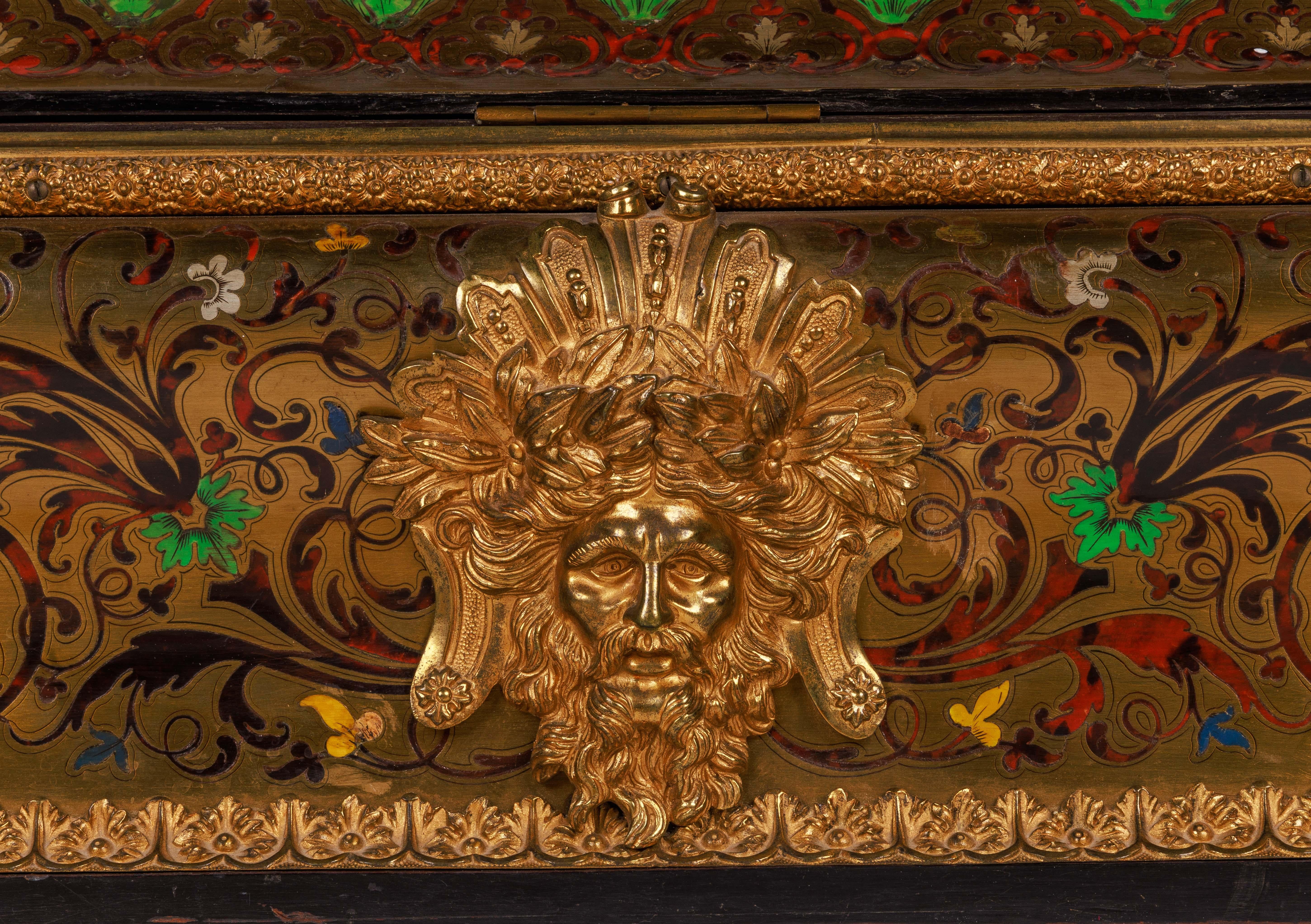 Monumentale Kastenschachtel aus vergoldeter Bronze mit Boulle-Intarsien im Louis XIV.-Stil im Angebot 4