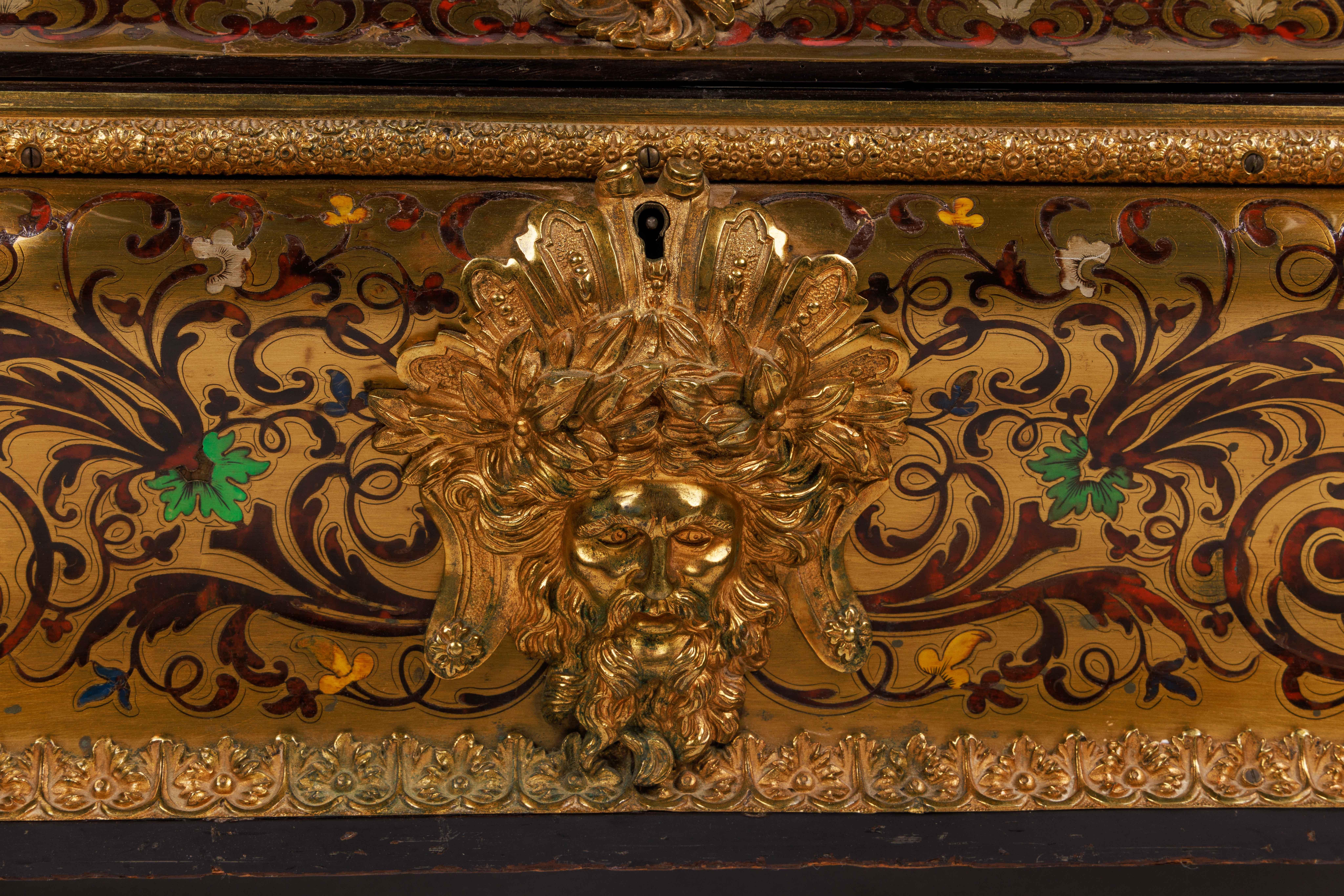 Monumentale französische Schatulle im Louis-XIV-Stil mit vergoldeter Bronze und Boulle-Marketerie aus Holz, um 1895

Diese Schatulle, auf Französisch Carré de Toilette genannt, hat abgeschrägte Ecken mit aufwändigen vergoldeten Bronzebeschlägen und