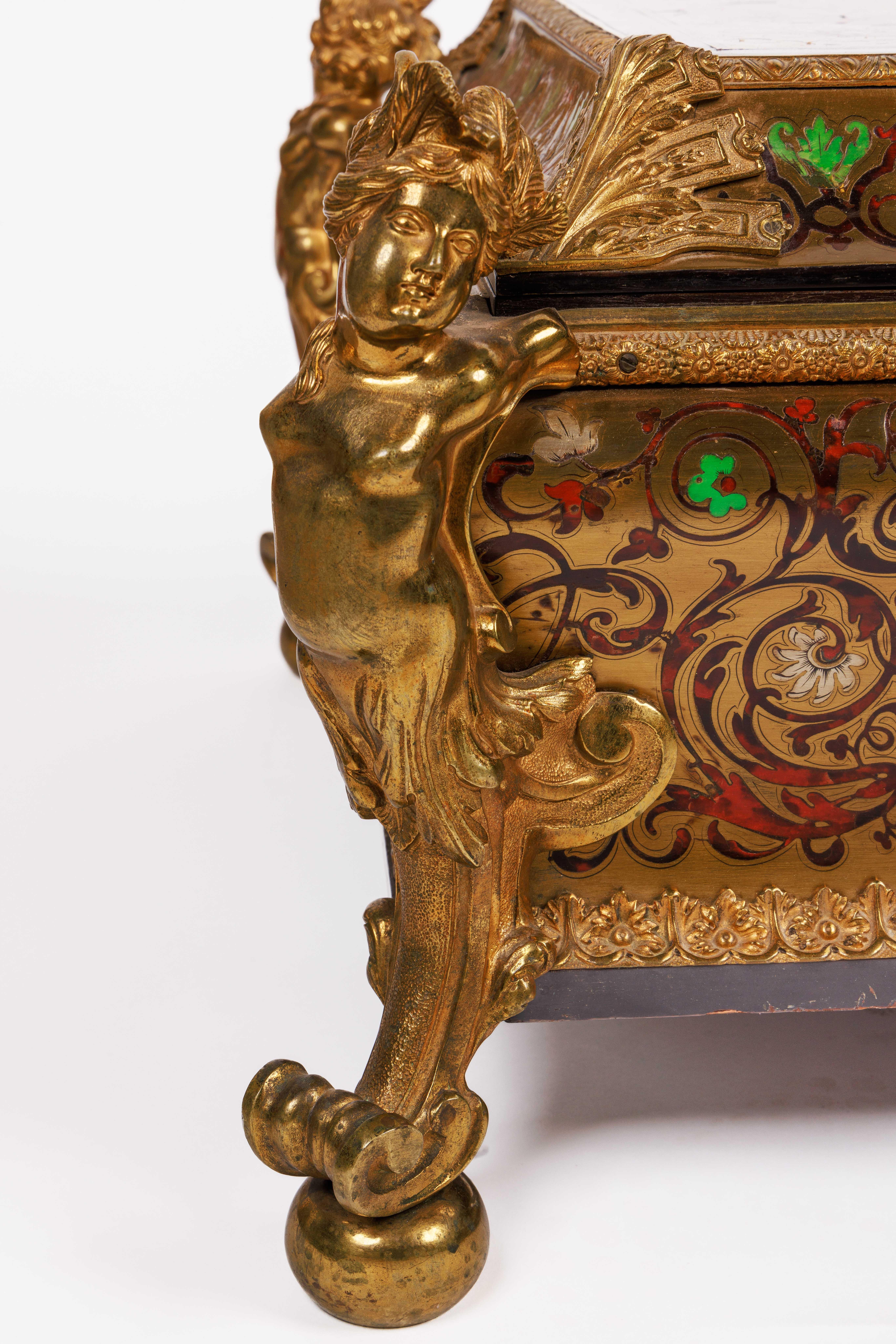 Monumentale Kastenschachtel aus vergoldeter Bronze mit Boulle-Intarsien im Louis XIV.-Stil (Französisch) im Angebot