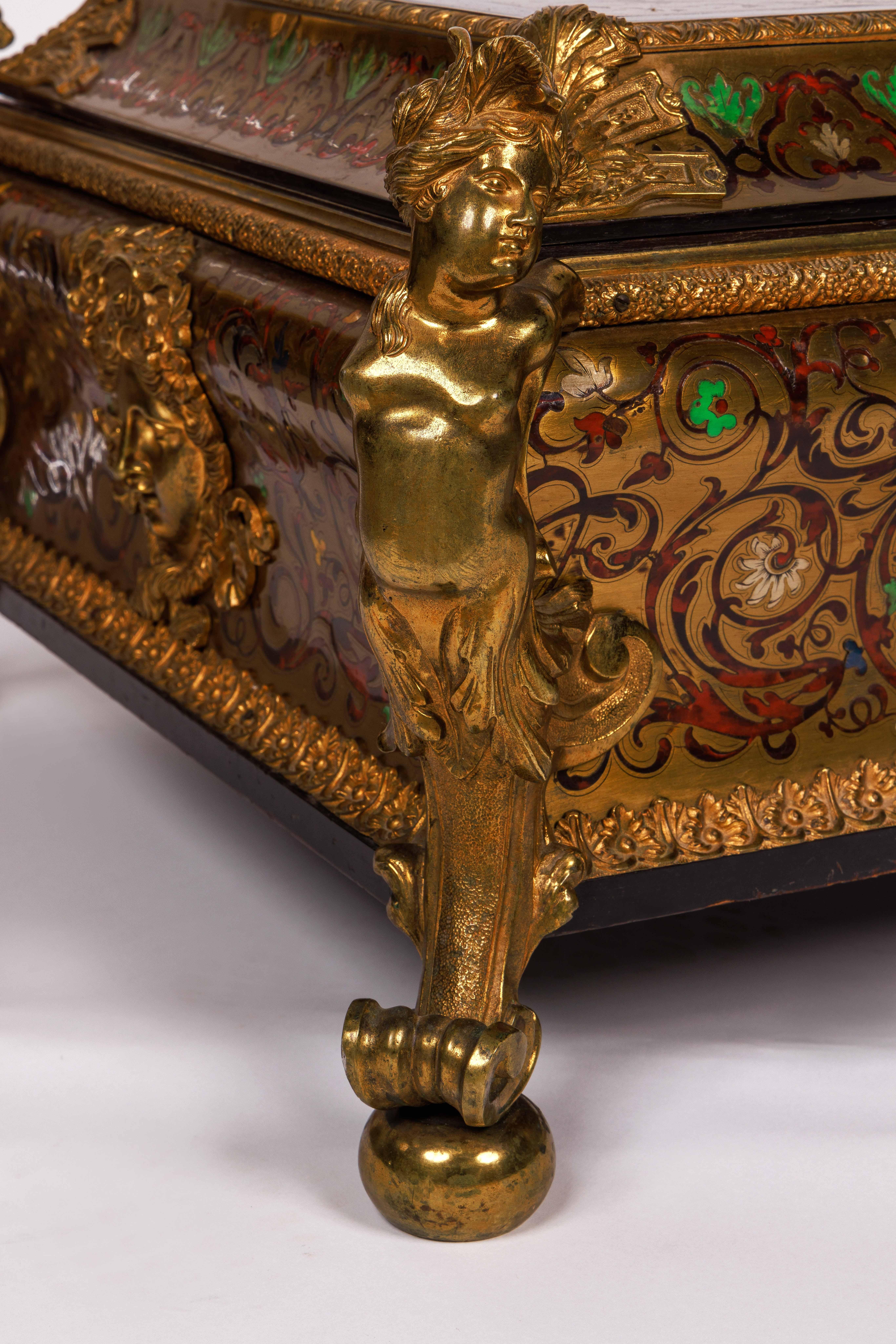 Monumentale Kastenschachtel aus vergoldeter Bronze mit Boulle-Intarsien im Louis XIV.-Stil im Angebot 2