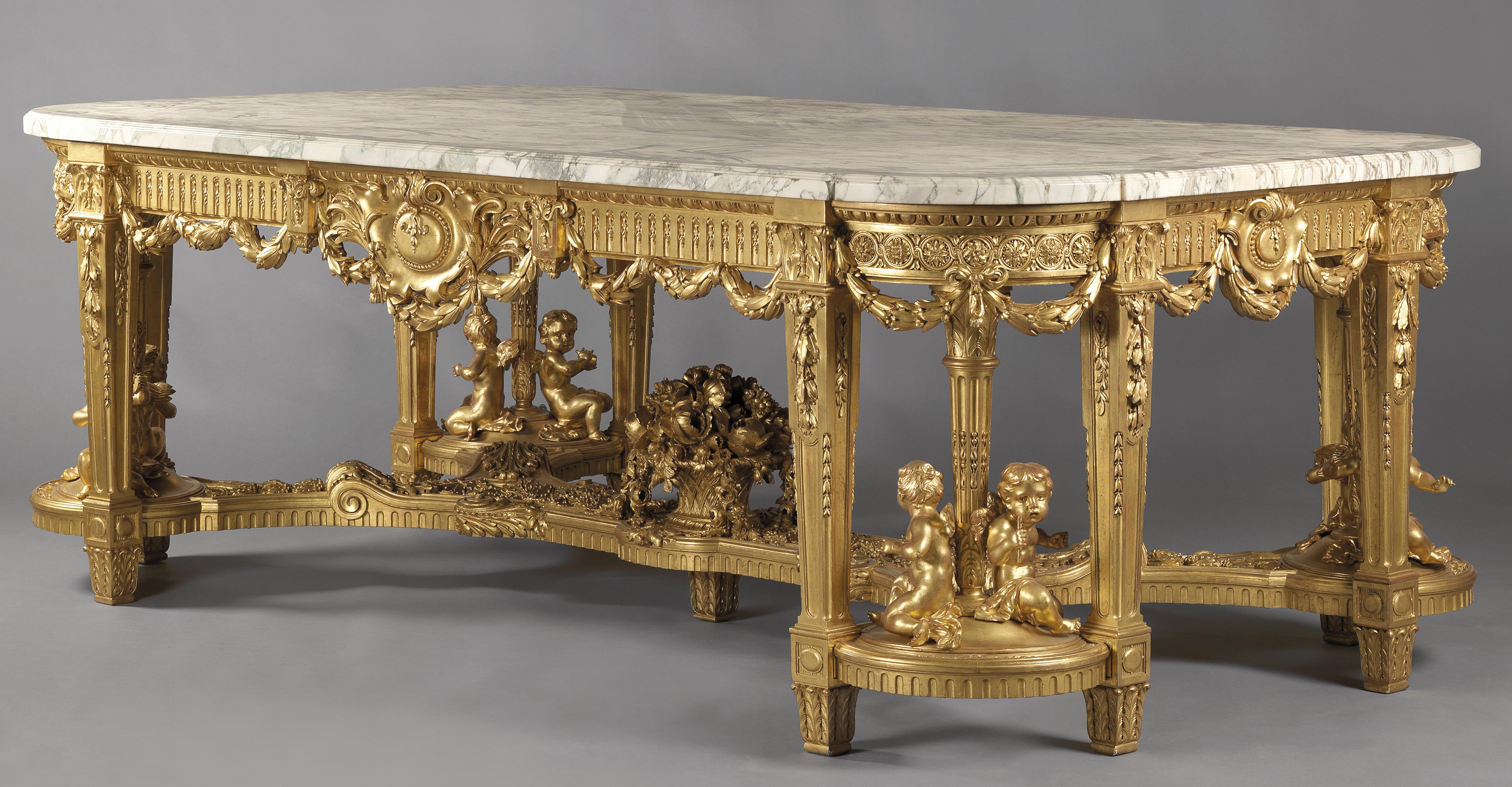 Une table centrale monumentale unique de style Louis XVI en bois doré avec un plateau en marbre Brèche Violette par François Linke.

Français, vers 1914.

Les meubles en bois doré de Linke ne sont pas seulement rares, ils peuvent aussi être