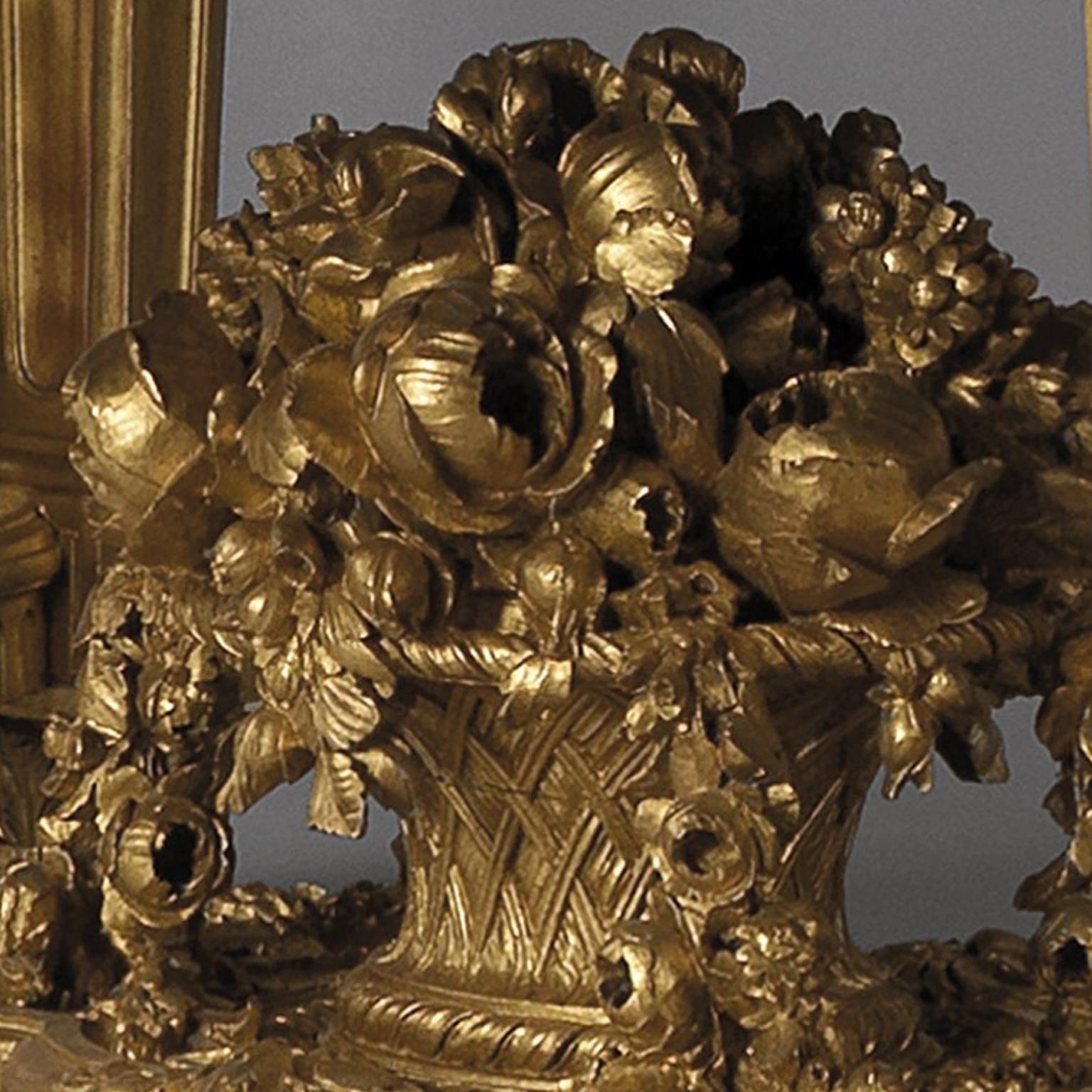 Marbre Monumentale table centrale en bois doré de style Louis XVI par François Linke, vers 1914 en vente