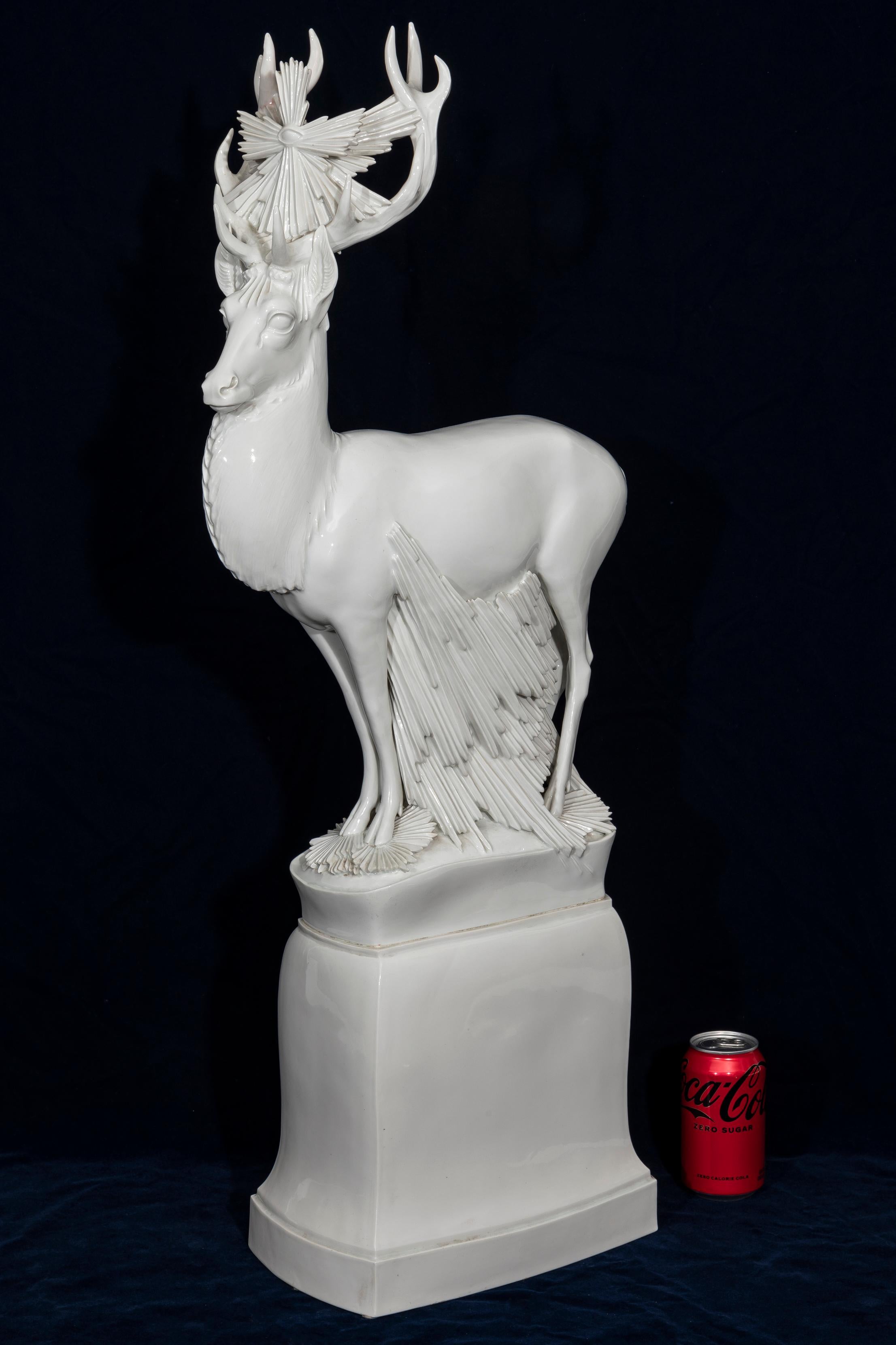 Monumental et très rare modèle de cerf en porcelaine Blanc de Chine par Max Esser, produit par la manufacture de porcelaine de Meissen pendant la période Pfeiffer, vers 1926. Cette sculpture porte la marque des épées croisées bleues et est