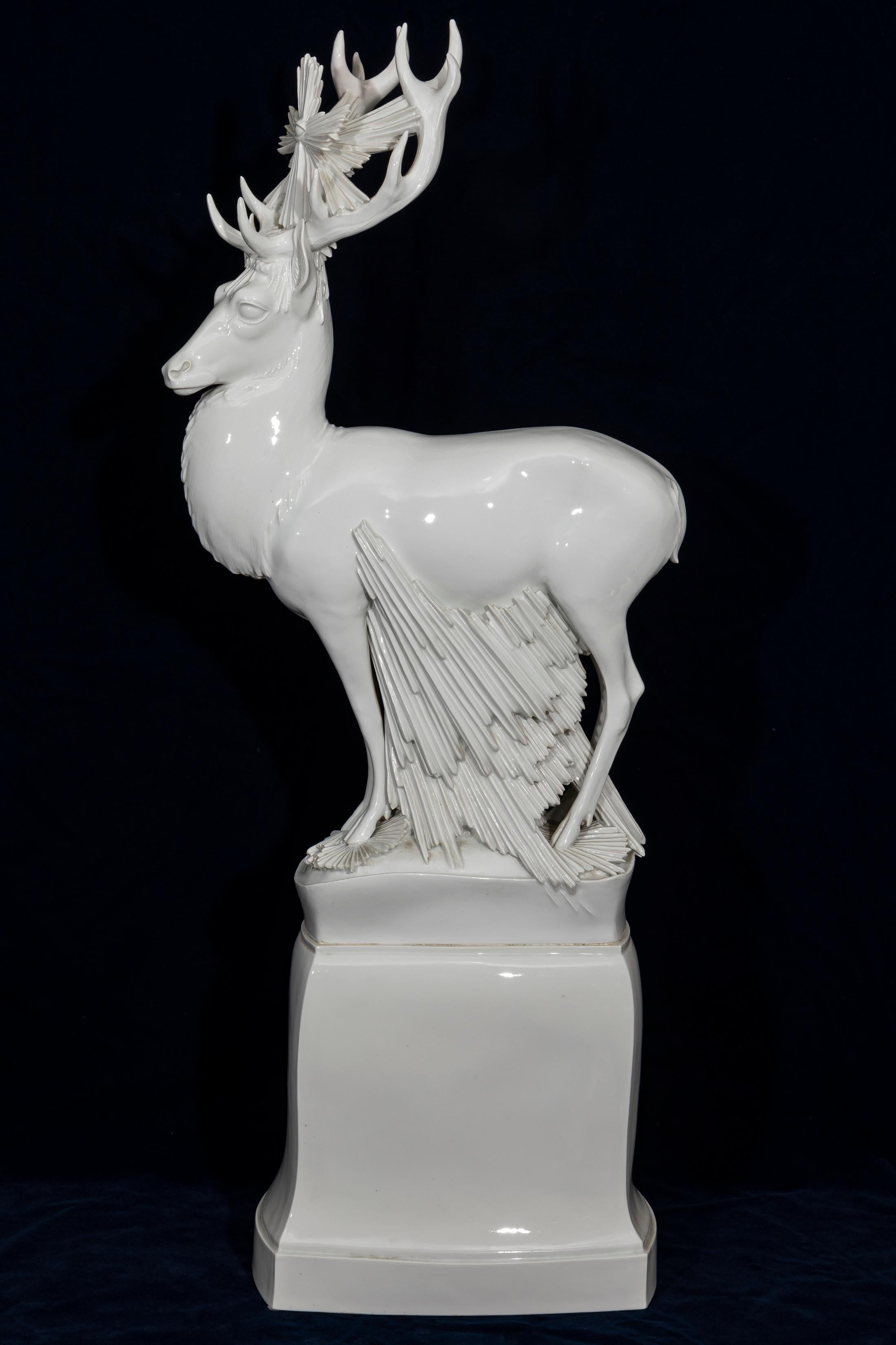 Art déco Modèle monumental d'un cerf en porcelaine de Meissen Blanc de Chine de Max Esser en vente