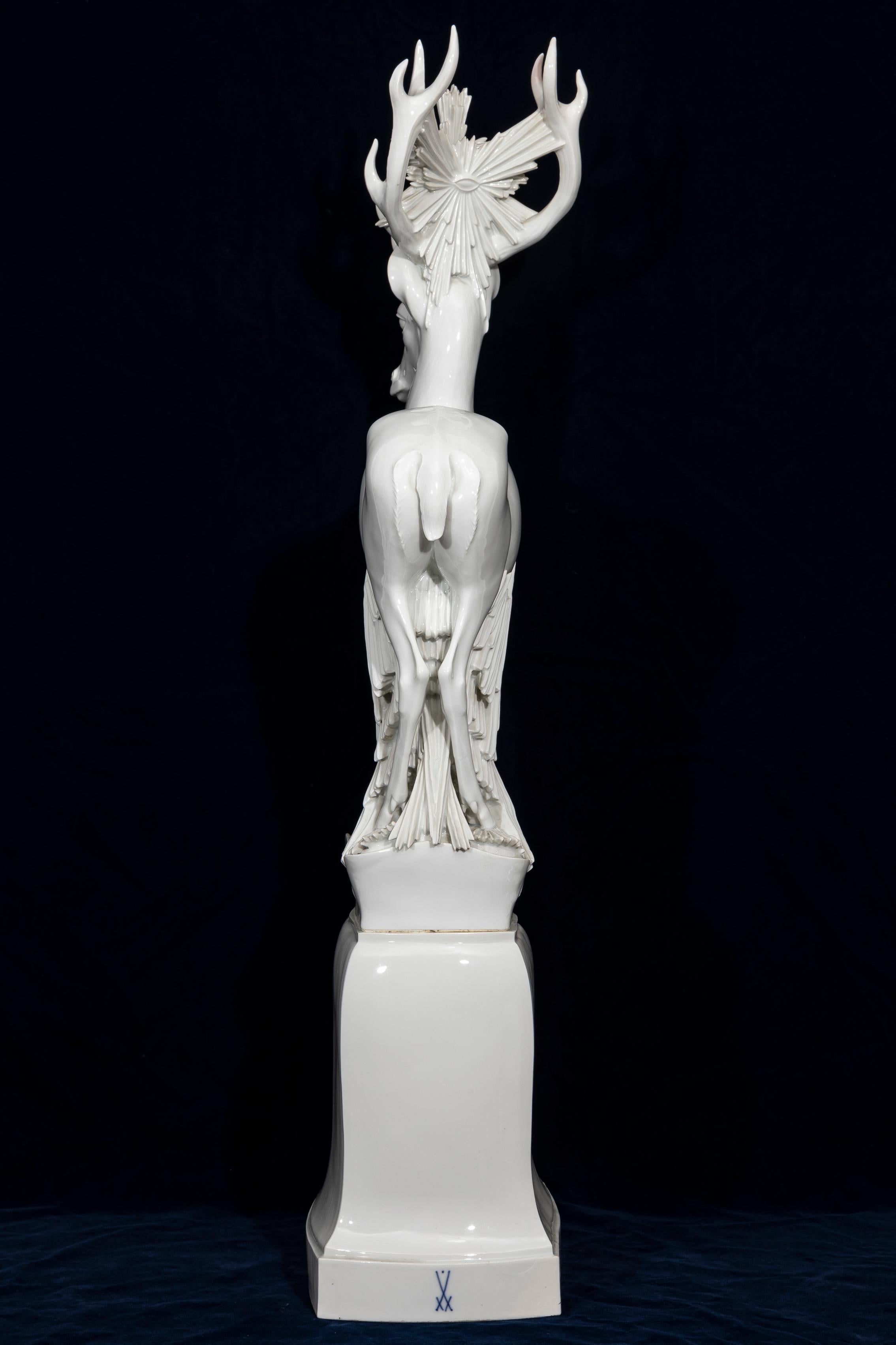 Sculpté à la main Modèle monumental d'un cerf en porcelaine de Meissen Blanc de Chine de Max Esser en vente