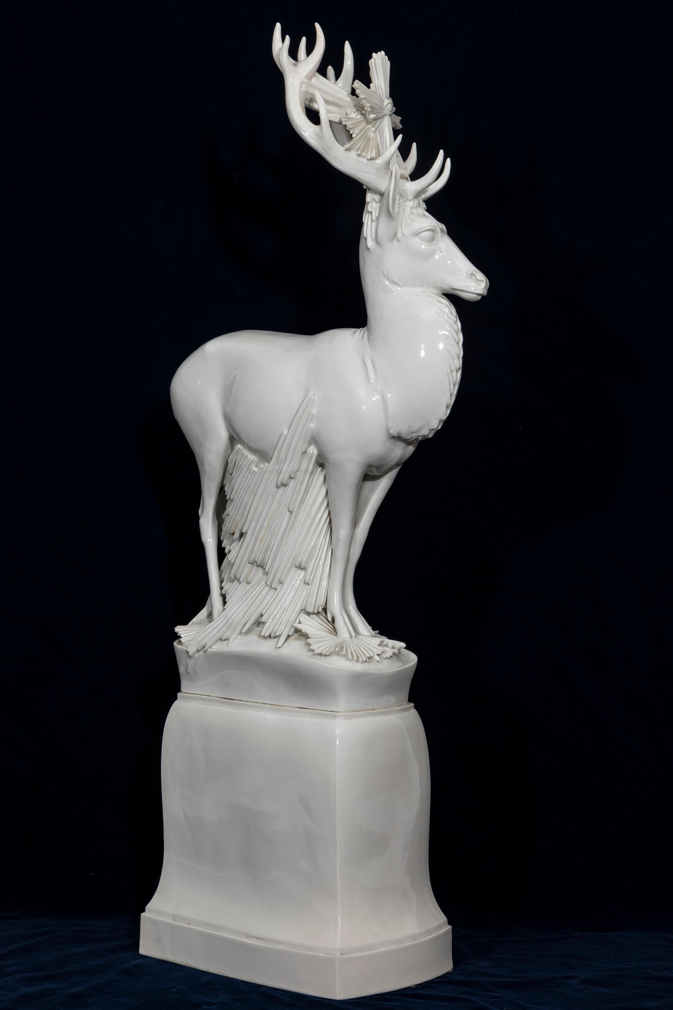 Début du 20ème siècle Modèle monumental d'un cerf en porcelaine de Meissen Blanc de Chine de Max Esser en vente