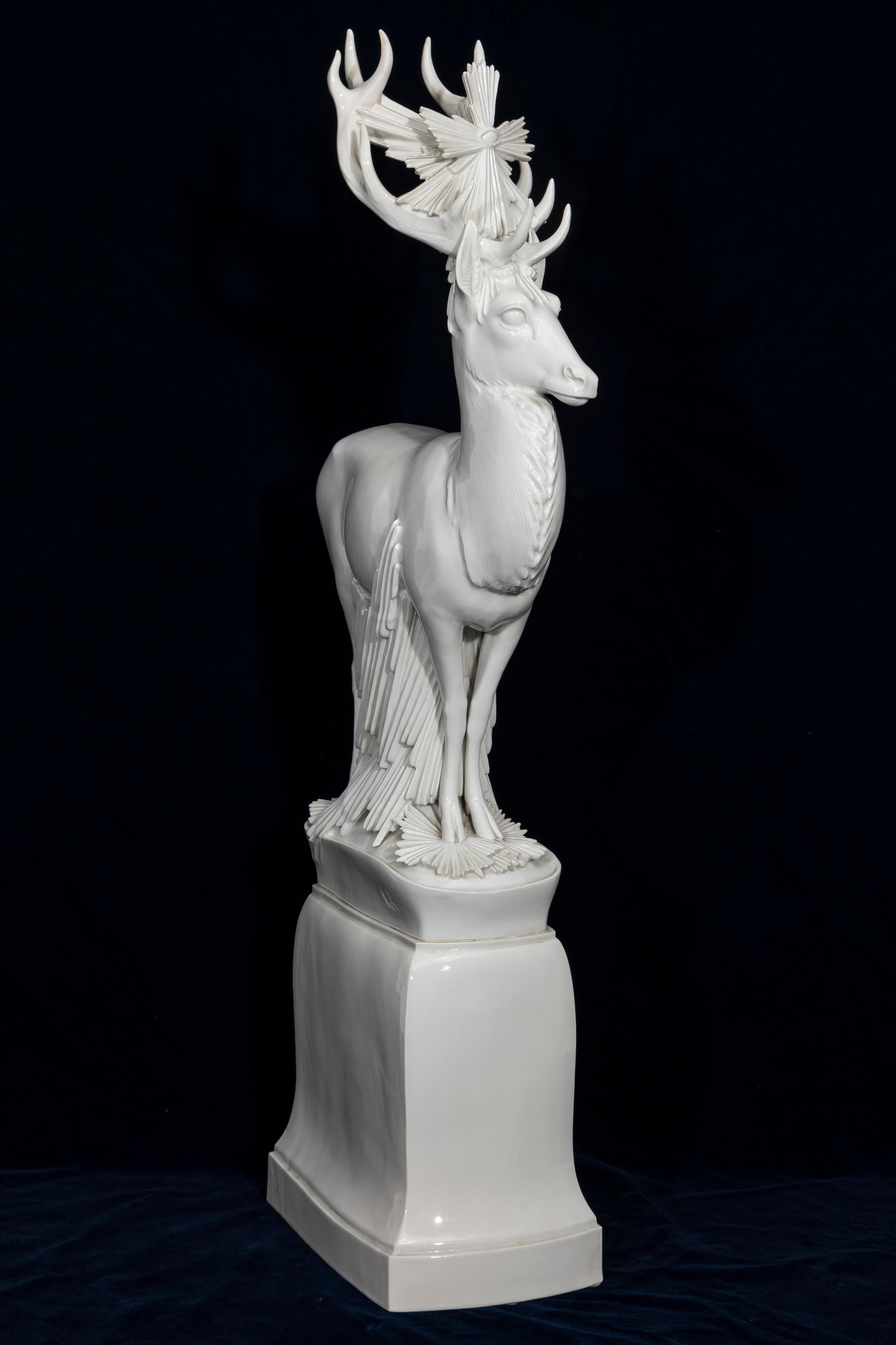 Porcelaine Modèle monumental d'un cerf en porcelaine de Meissen Blanc de Chine de Max Esser en vente