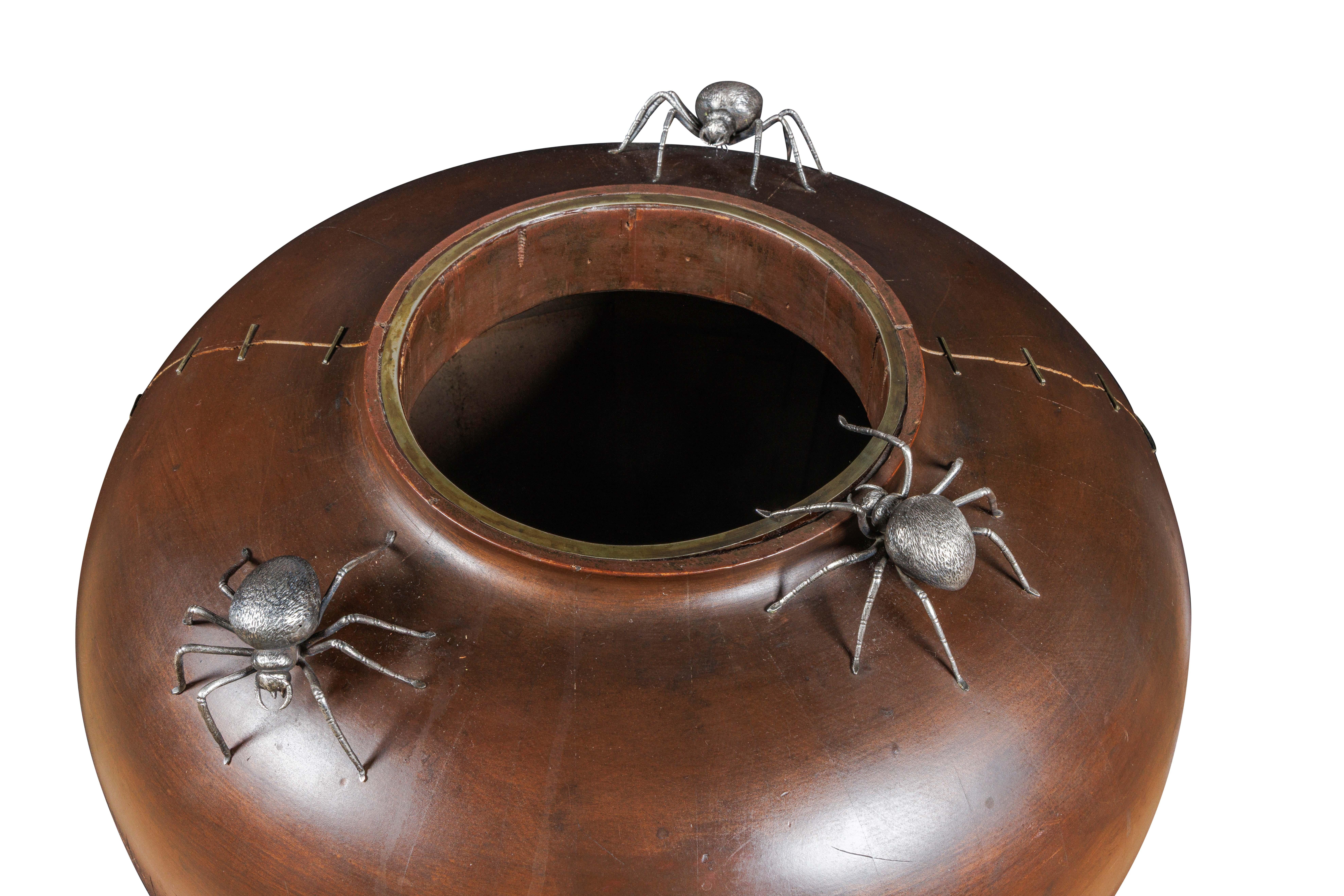 Eine seltene und monumentale japanische Vase aus gedrechseltem Holz der Meiji-Zeit mit neun silbernen Spinnen-Okimonos - ein Meisterwerk der Form und des Symbolismus

Diese monumentale japanische Vase aus gedrechseltem Holz aus der Meiji-Zeit ist