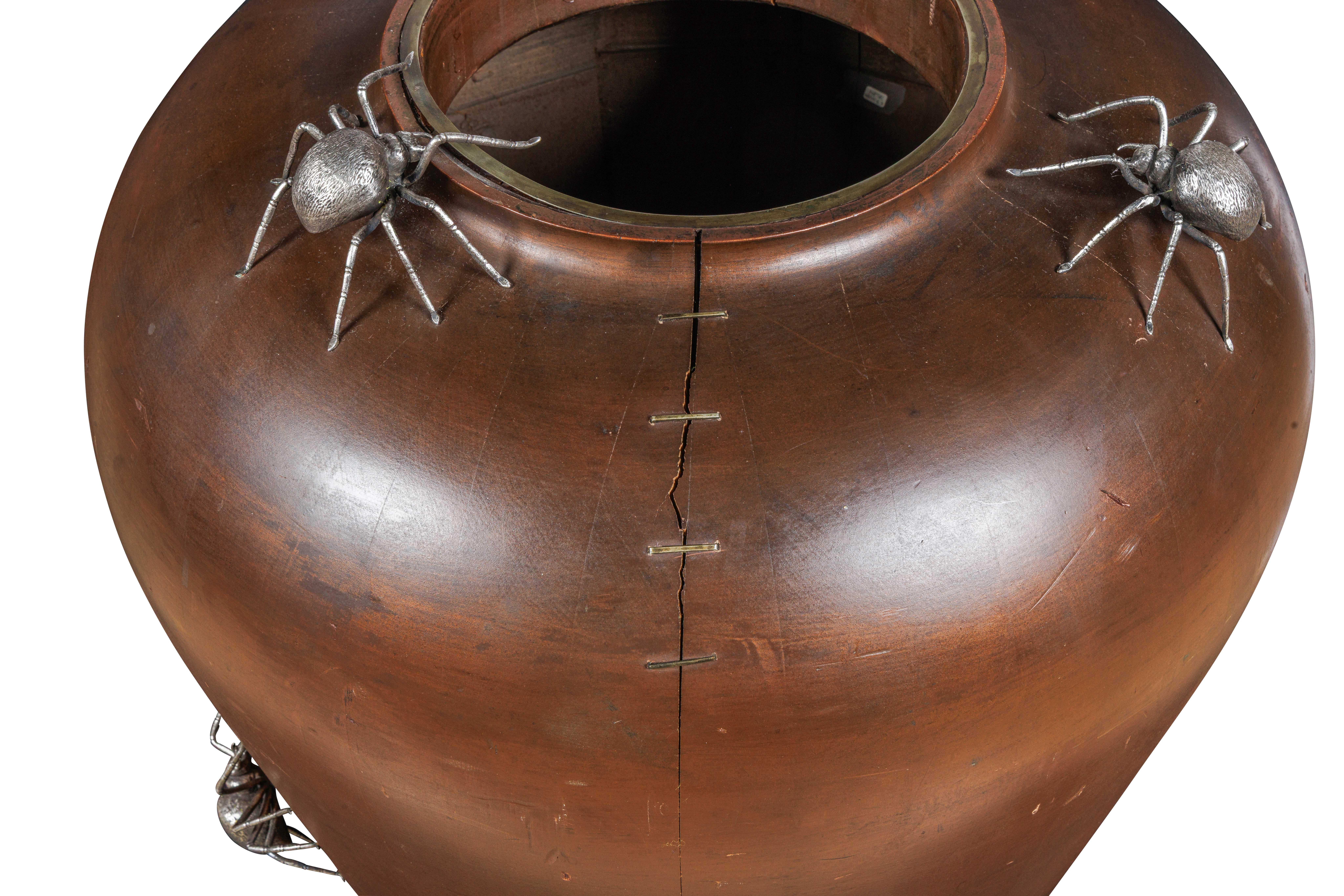 Monumentale japanische Vase aus gedrechseltem Holz aus der Meiji-Periode mit silbernem Spinnen Okimonos, Okimonos (19. Jahrhundert) im Angebot