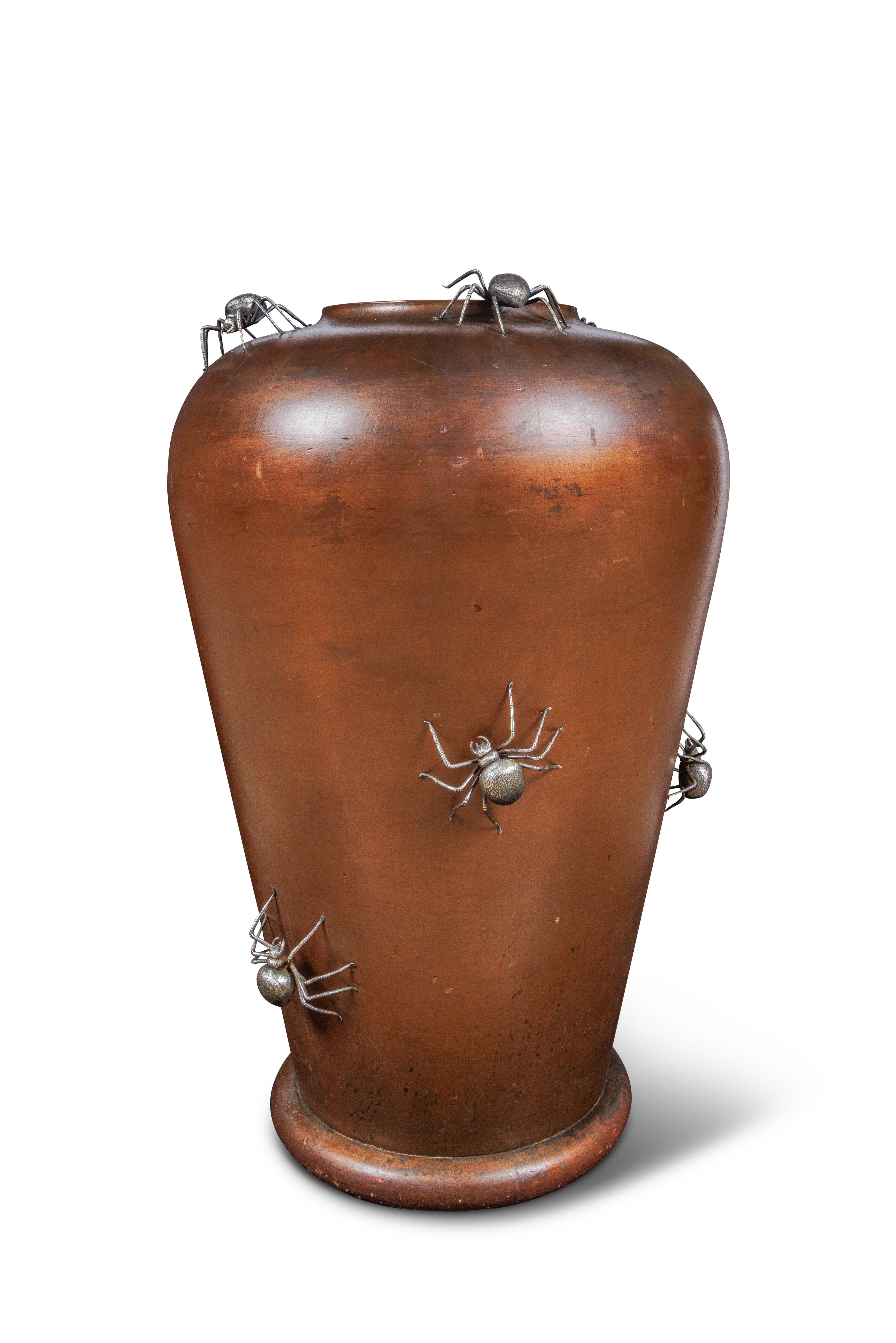 Monumentale japanische Vase aus gedrechseltem Holz aus der Meiji-Periode mit silbernem Spinnen Okimonos, Okimonos (Silber) im Angebot