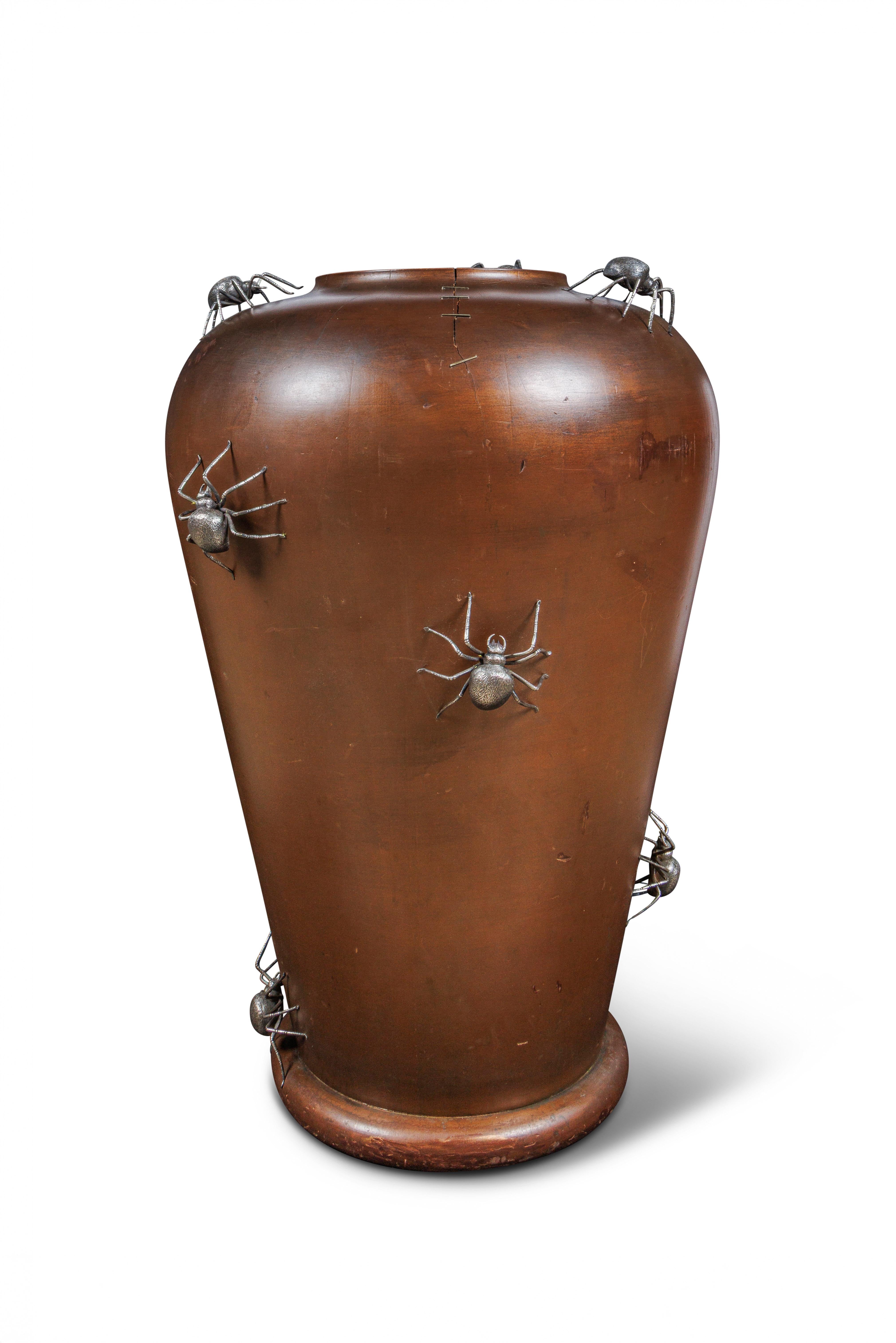 Monumentale japanische Vase aus gedrechseltem Holz aus der Meiji-Periode mit silbernem Spinnen Okimonos, Okimonos im Angebot 1