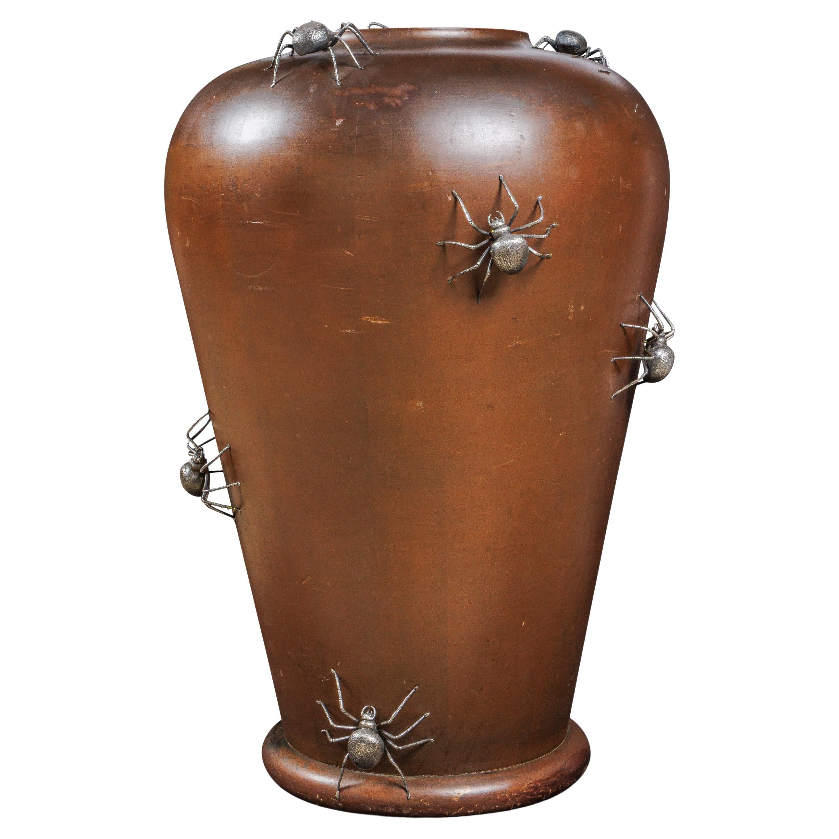 Monumentale japanische Vase aus gedrechseltem Holz aus der Meiji-Periode mit silbernem Spinnen Okimonos, Okimonos im Angebot