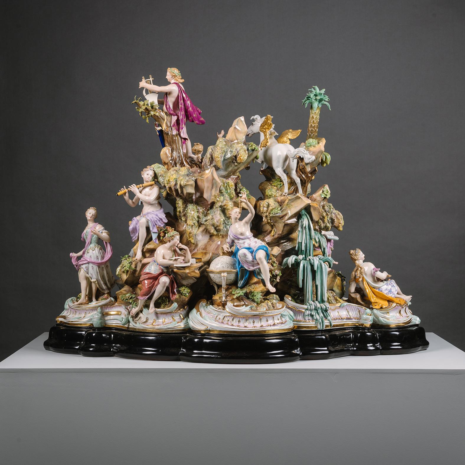 A  Grupo monumental de figuras de porcelana de Meissen de Apolo y las Nueve Musas en el Monte Parnaso. 

Consta de dieciséis piezas encajables. Apolo, de pie, sosteniendo una lira y con Pegaso junto a un árbol, encima de un peñasco rocoso detallado