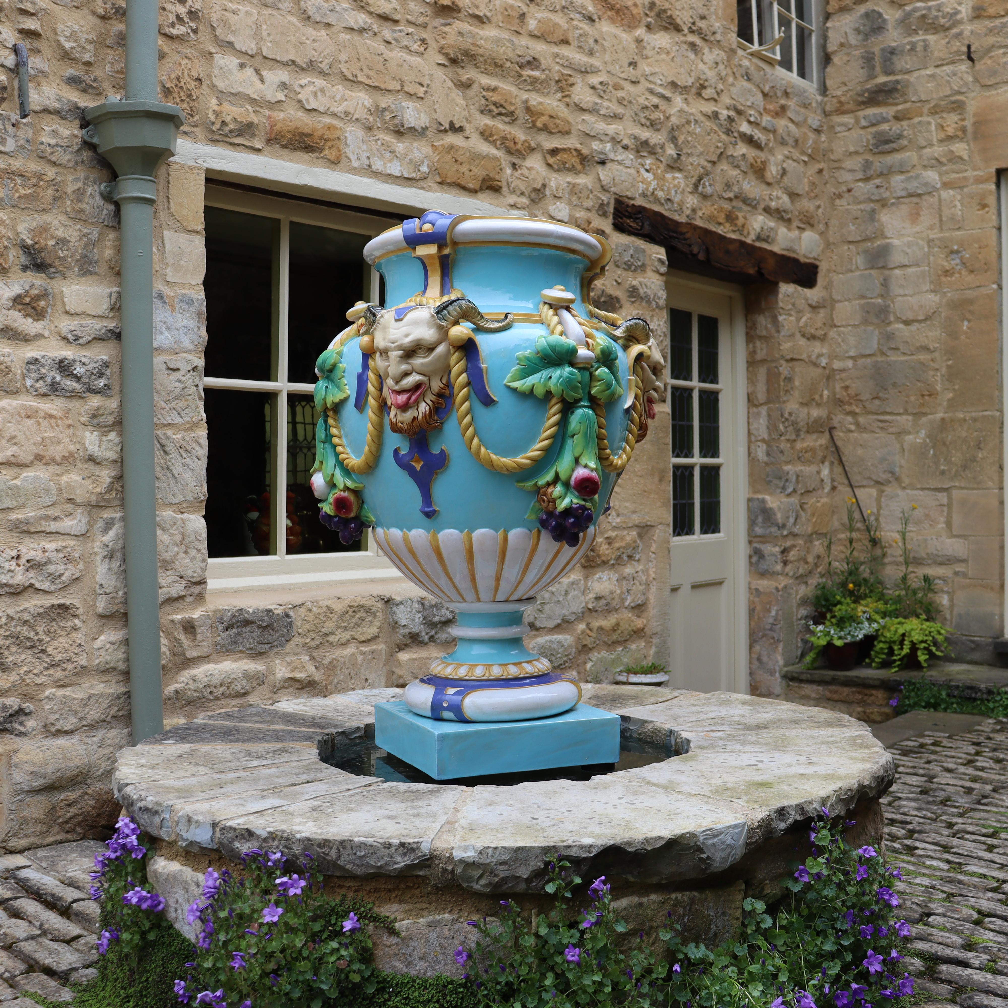 Vaso monumentale in maiolica di Minton 