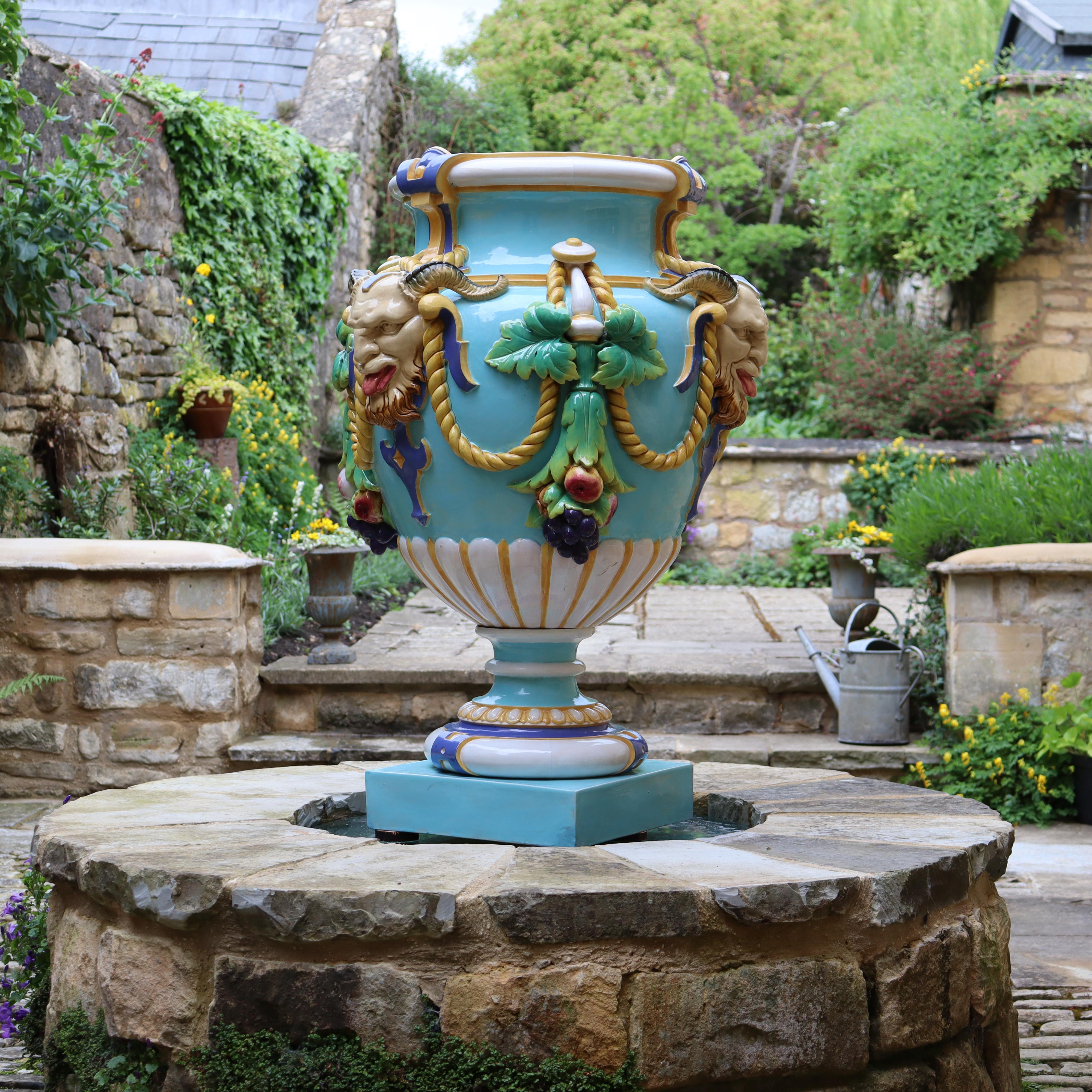 XIX secolo Vaso monumentale in maiolica di Minton 