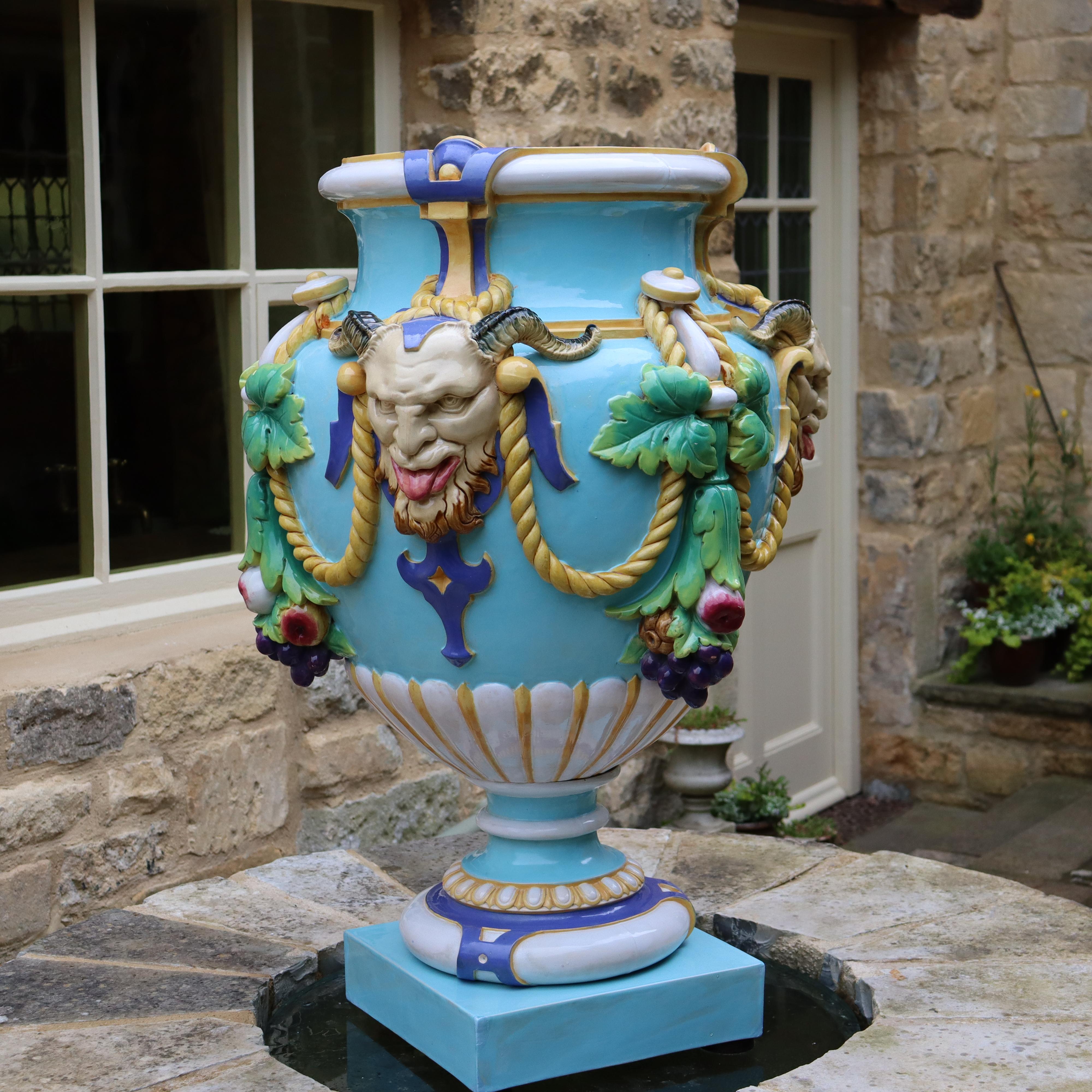 Terracotta Vaso monumentale in maiolica di Minton 