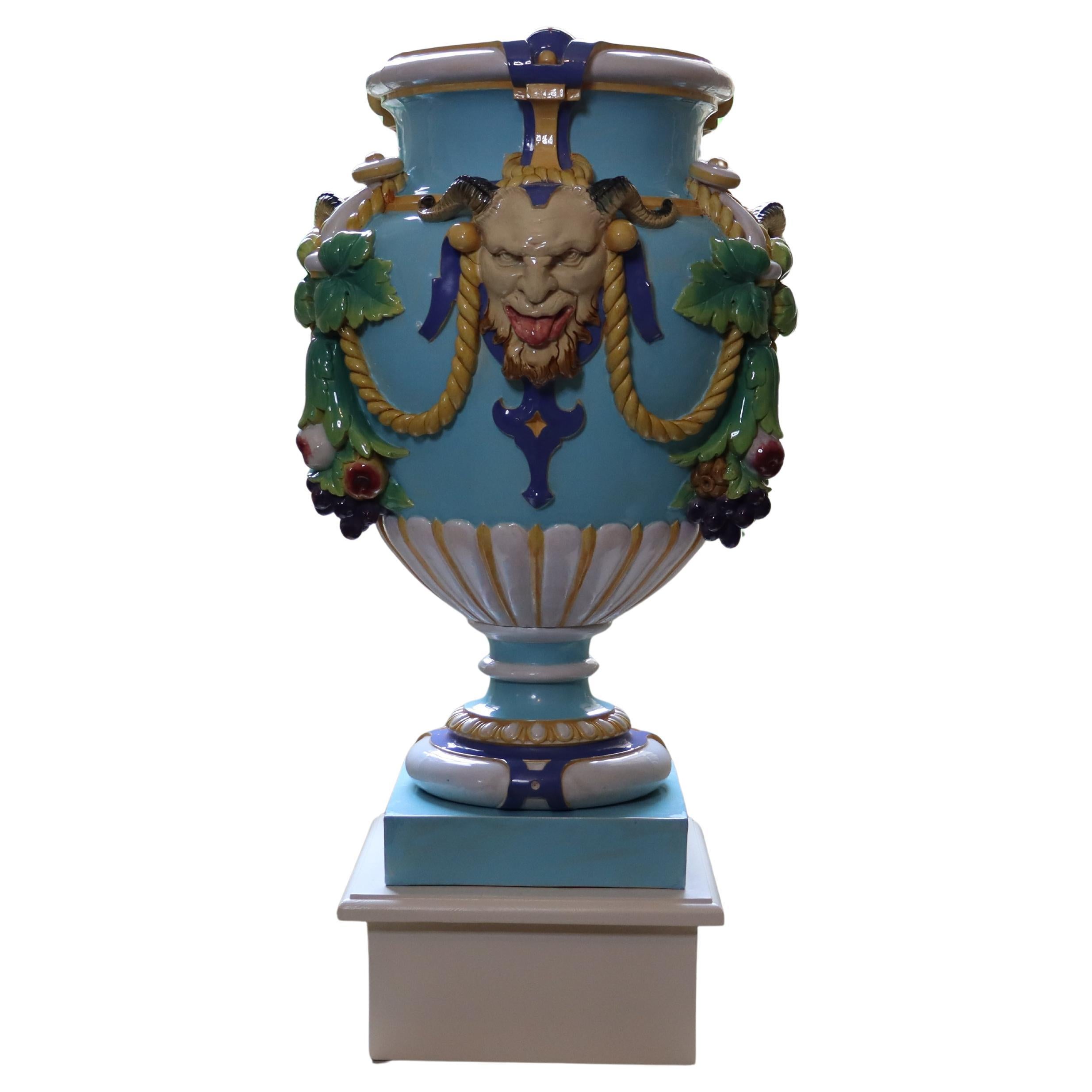 Vaso monumentale in maiolica di Minton "Bacchus" Circa 1880 in vendita
