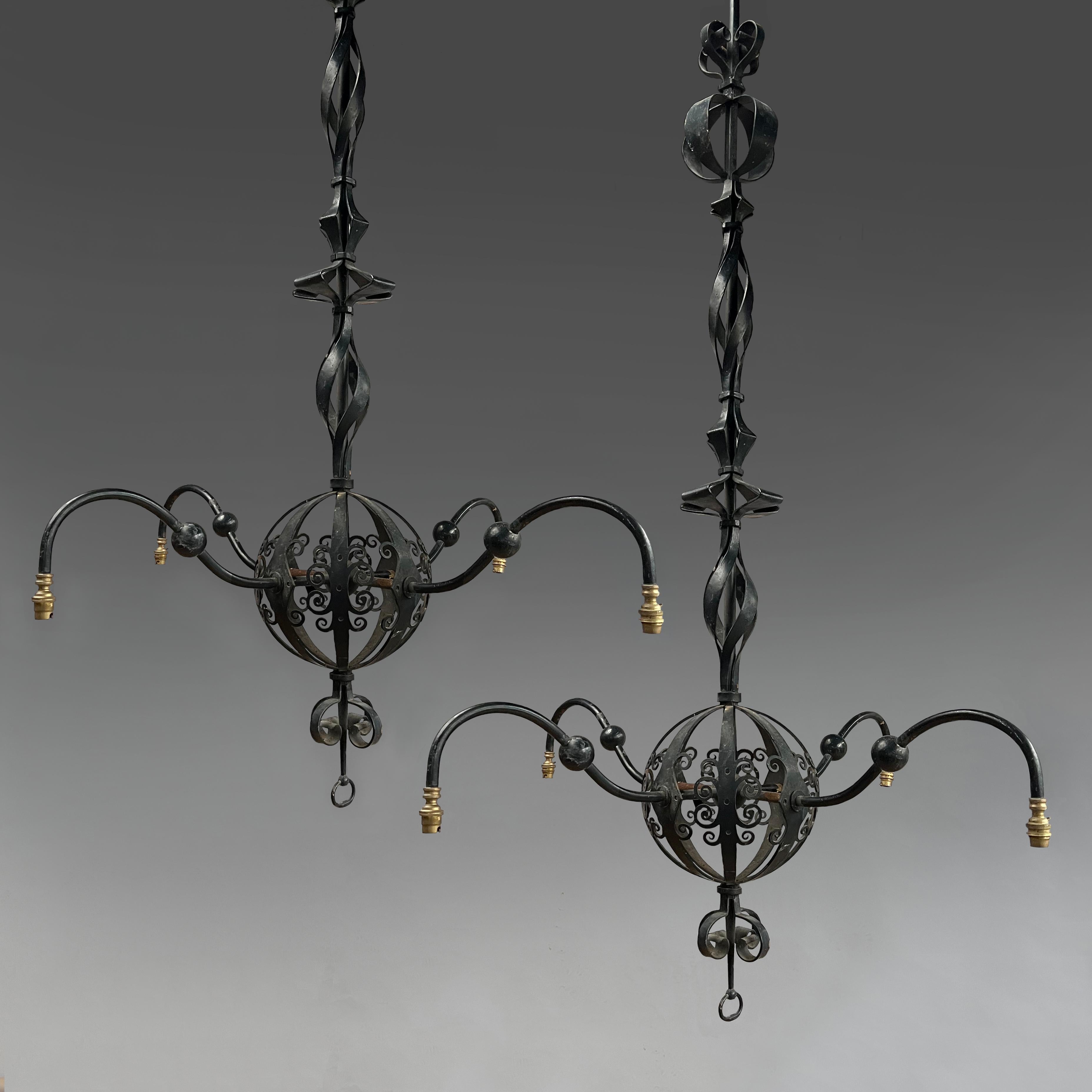 Arts and Crafts Una coppia monumentale di lampadari in stile The Guild of Handicraft di Birmingham in vendita