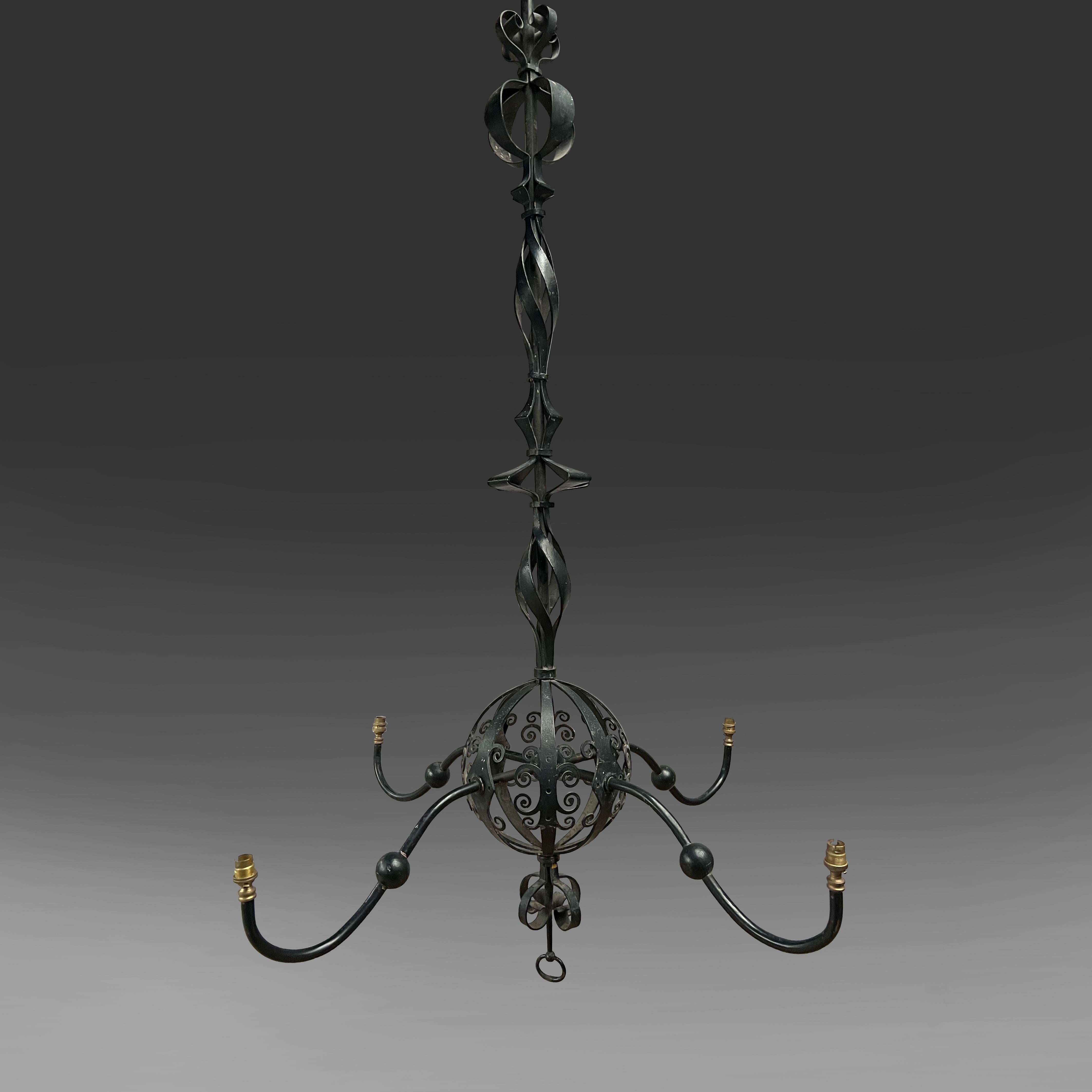 Britannico Una coppia monumentale di lampadari in stile The Guild of Handicraft di Birmingham in vendita