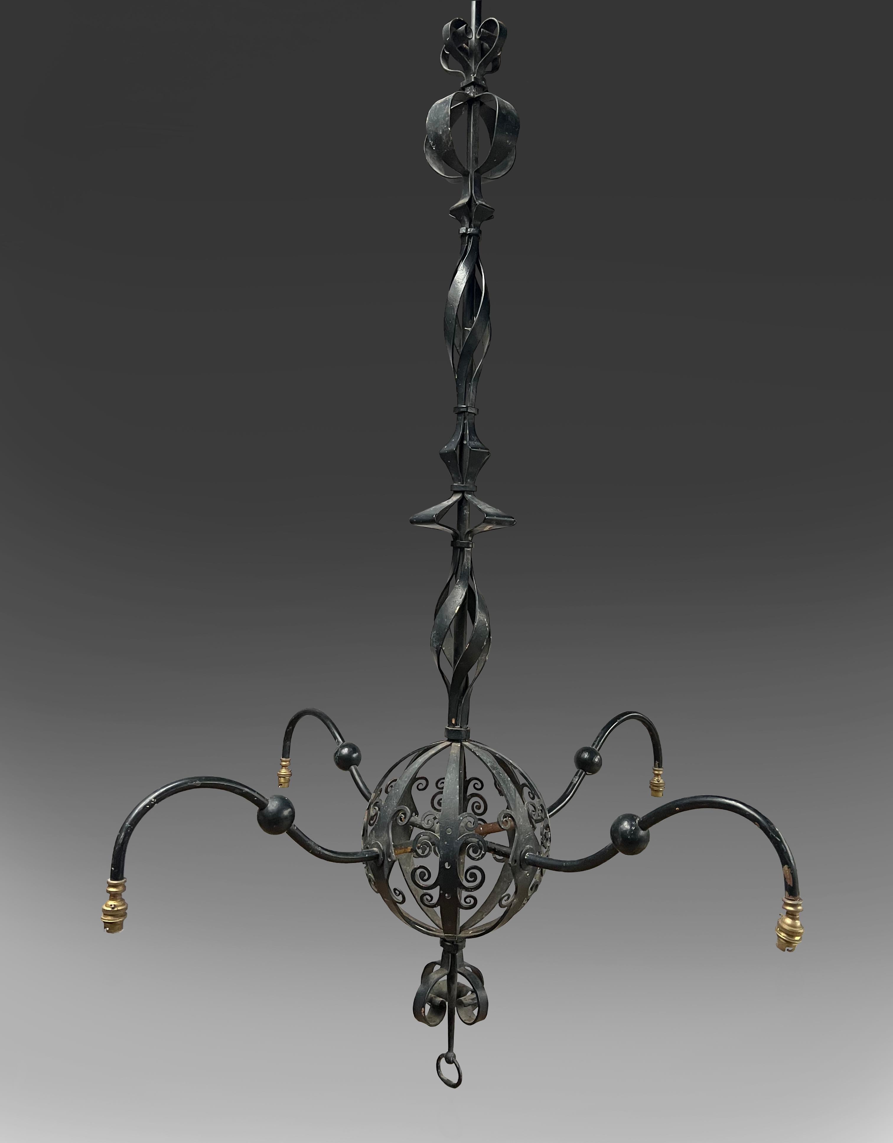 Una coppia monumentale di lampadari in stile The Guild of Handicraft di Birmingham In condizioni buone in vendita a London, GB