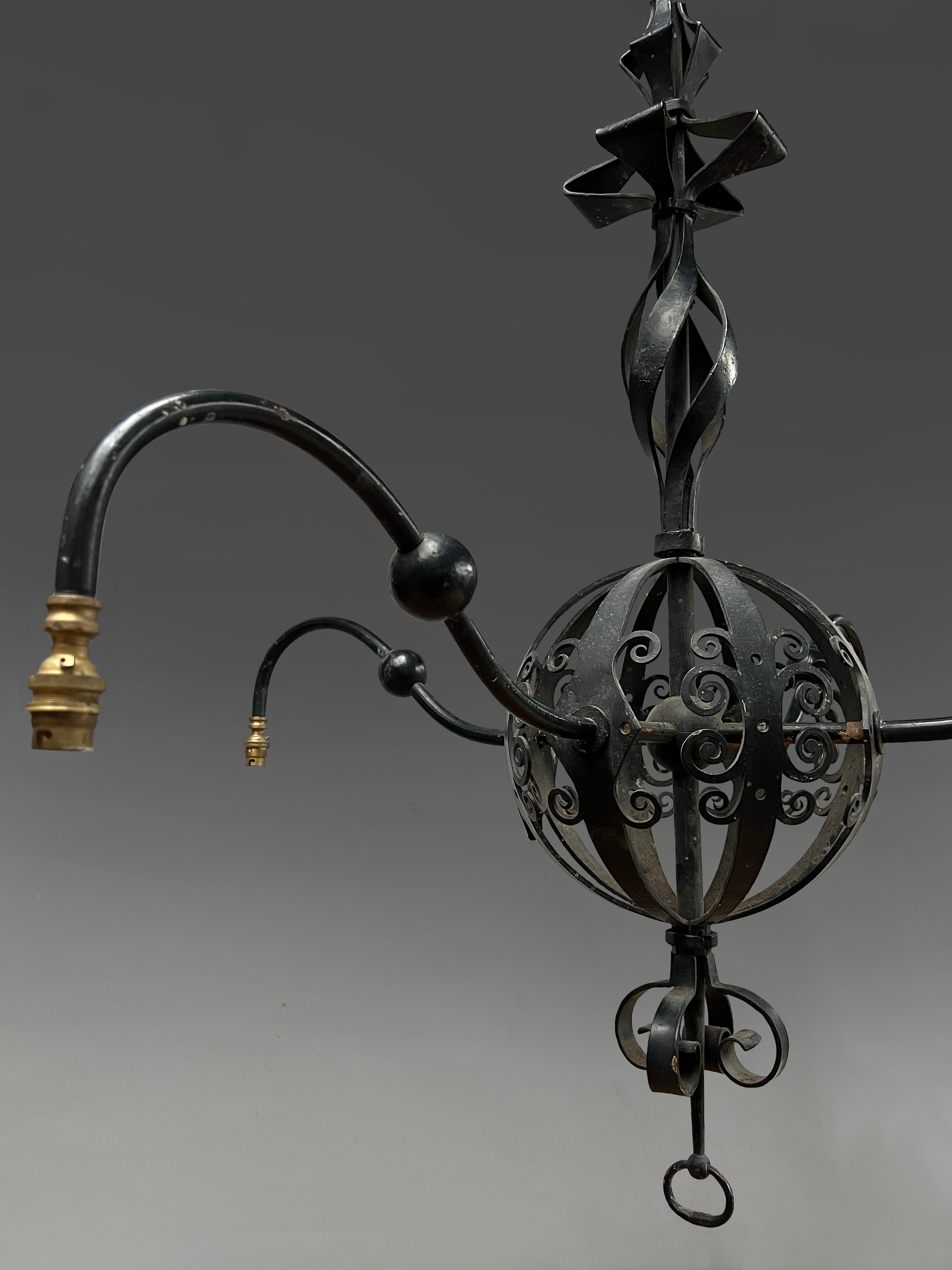 XX secolo Una coppia monumentale di lampadari in stile The Guild of Handicraft di Birmingham in vendita