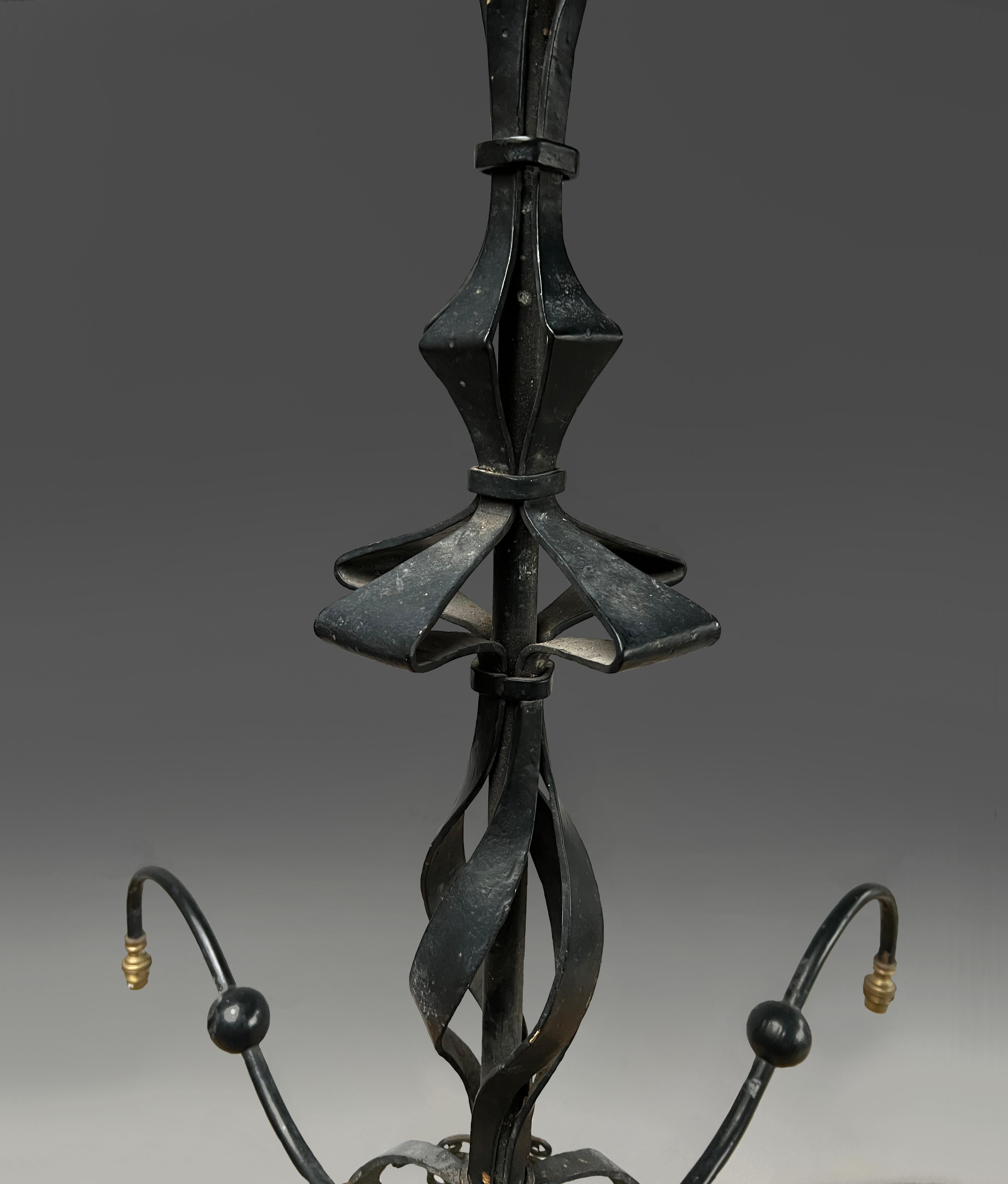 Ferro battuto Una coppia monumentale di lampadari in stile The Guild of Handicraft di Birmingham in vendita