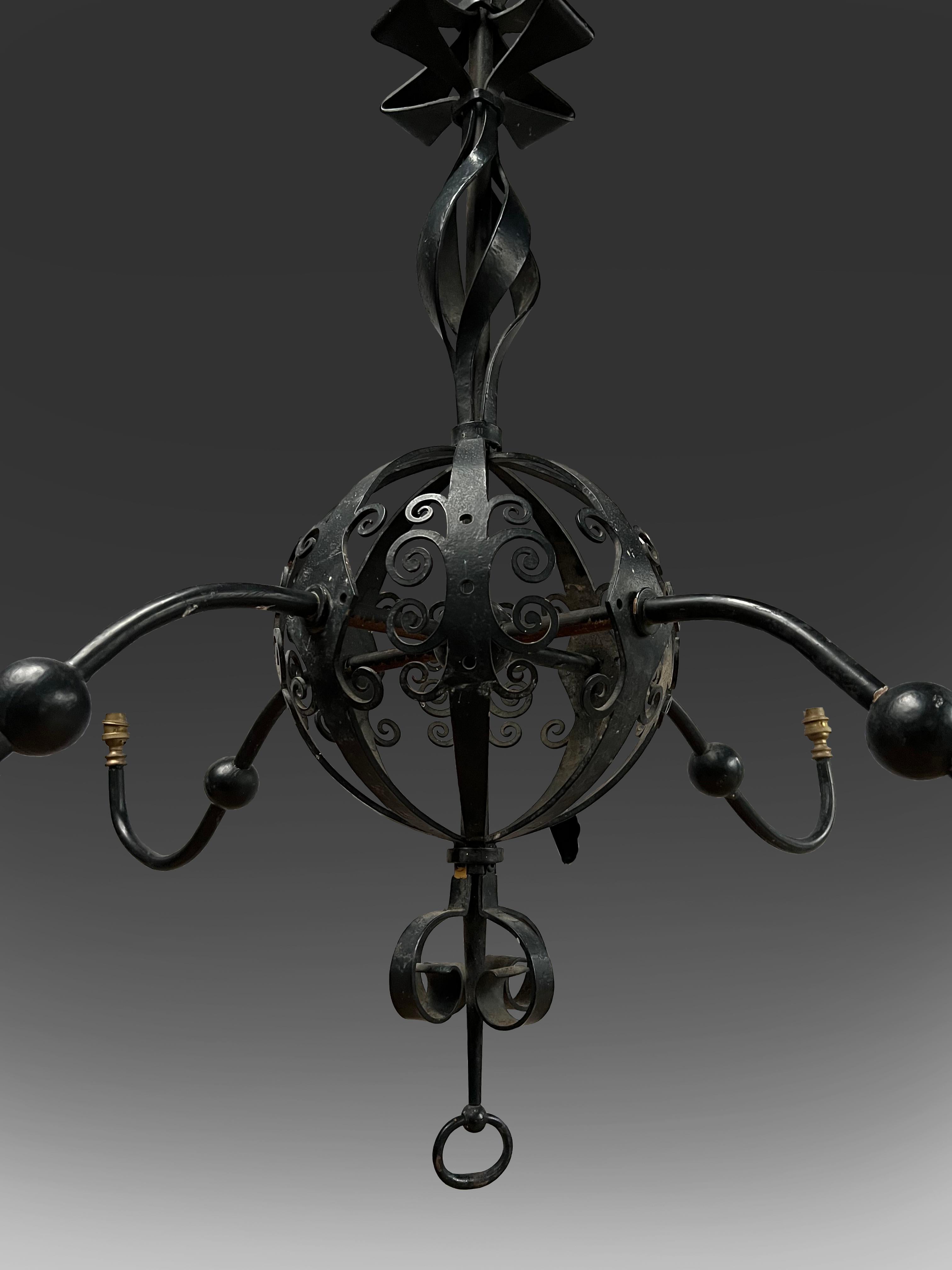 Una coppia monumentale di lampadari in stile The Guild of Handicraft di Birmingham in vendita 1