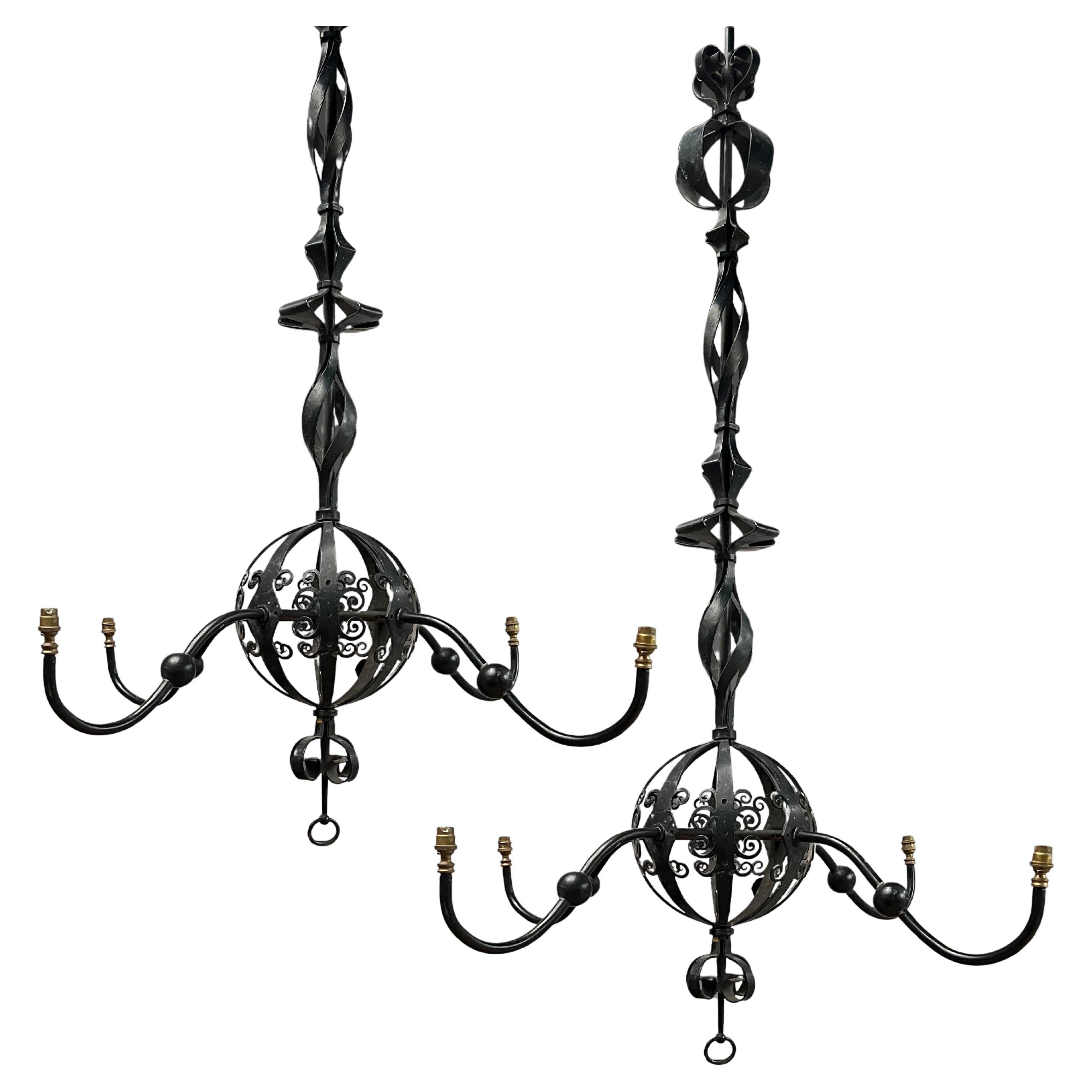 Una coppia monumentale di lampadari in stile The Guild of Handicraft di Birmingham