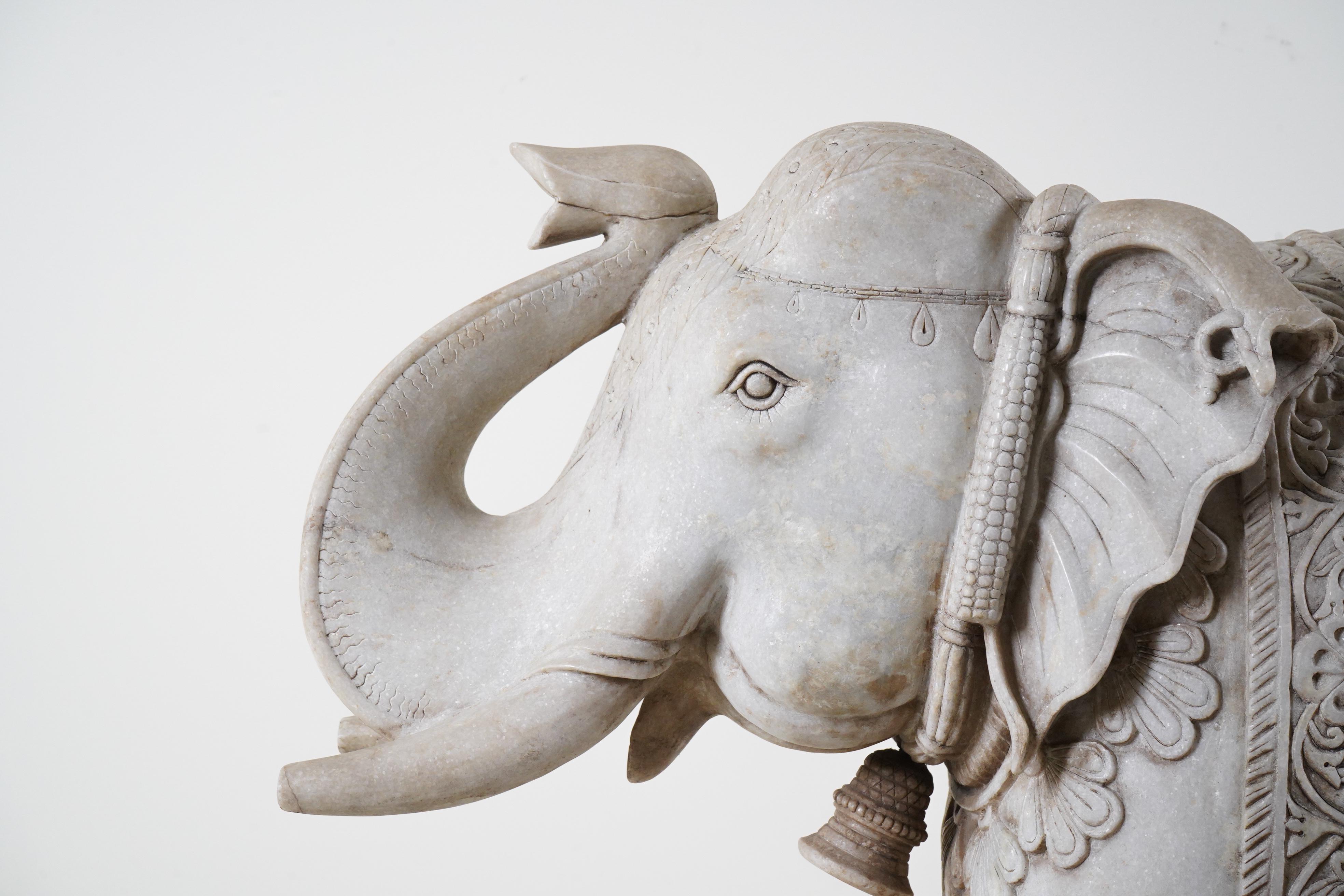 Une paire monumentale de  Éléphants marbre sculpté  en vente 3