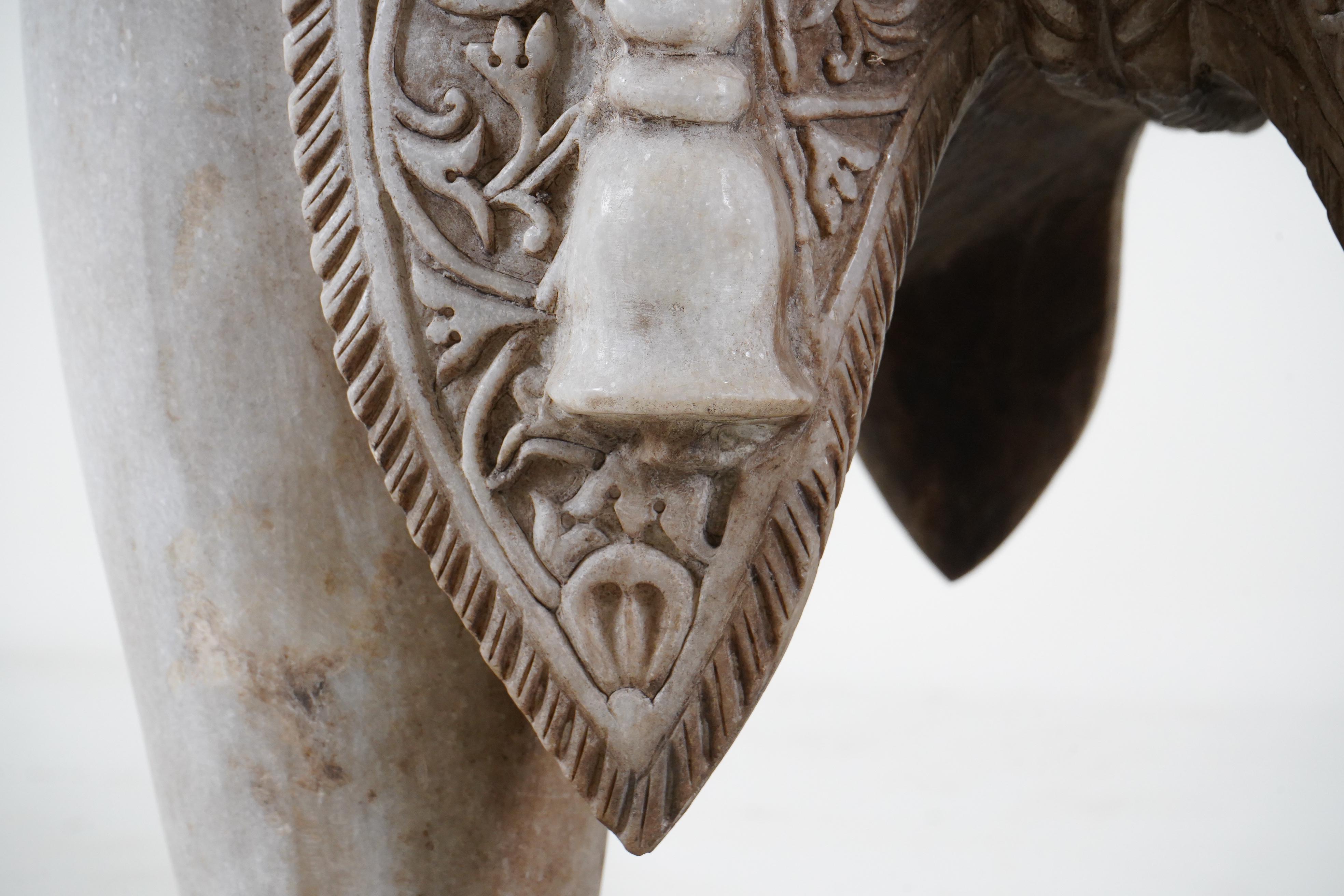 Une paire monumentale de  Éléphants marbre sculpté  en vente 5