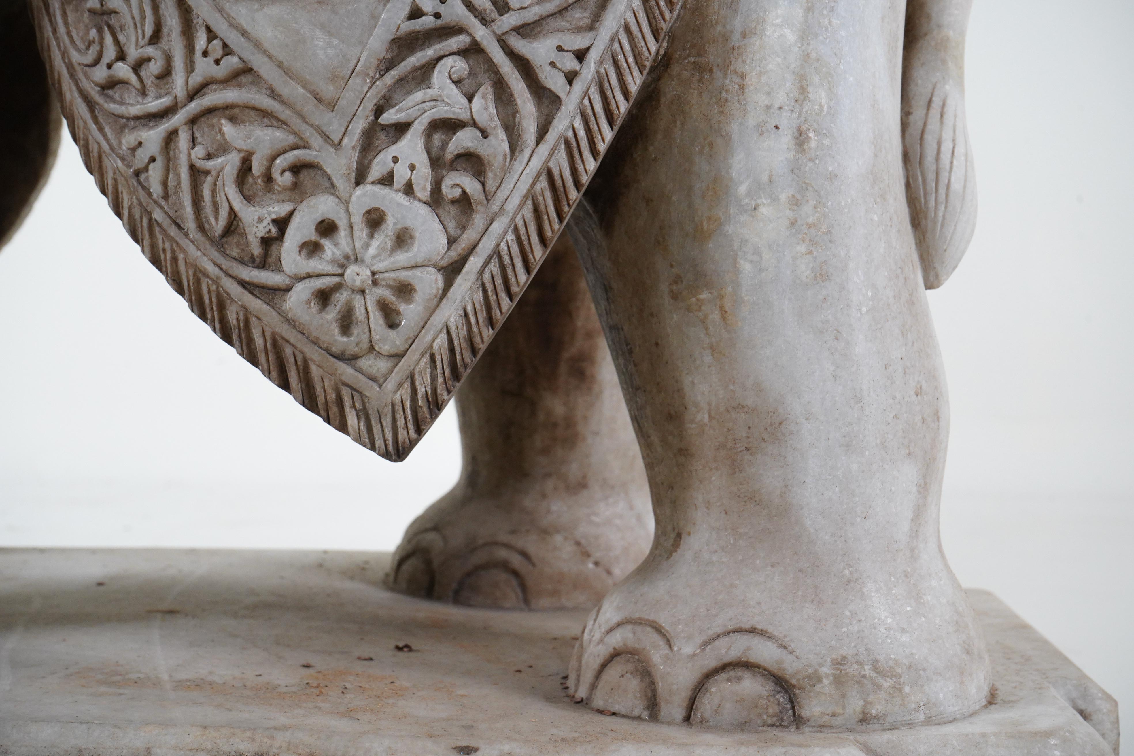 Une paire monumentale de  Éléphants marbre sculpté  en vente 6