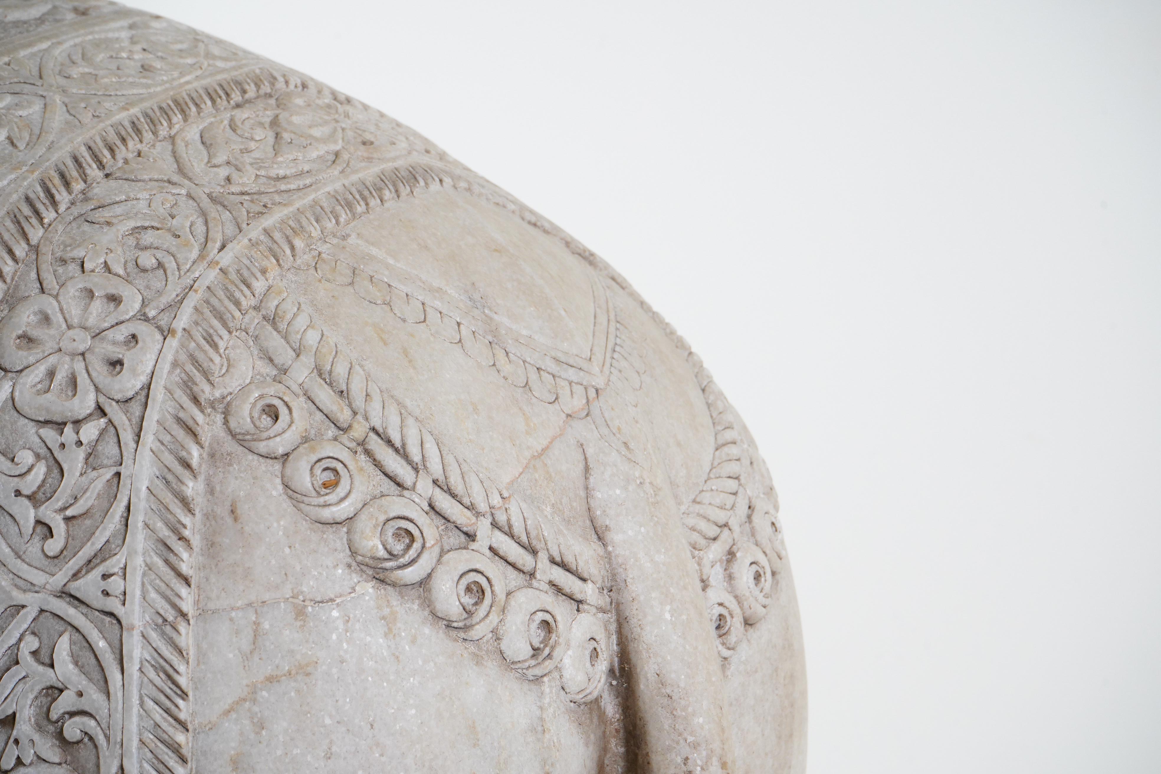 Une paire monumentale de  Éléphants marbre sculpté  en vente 7