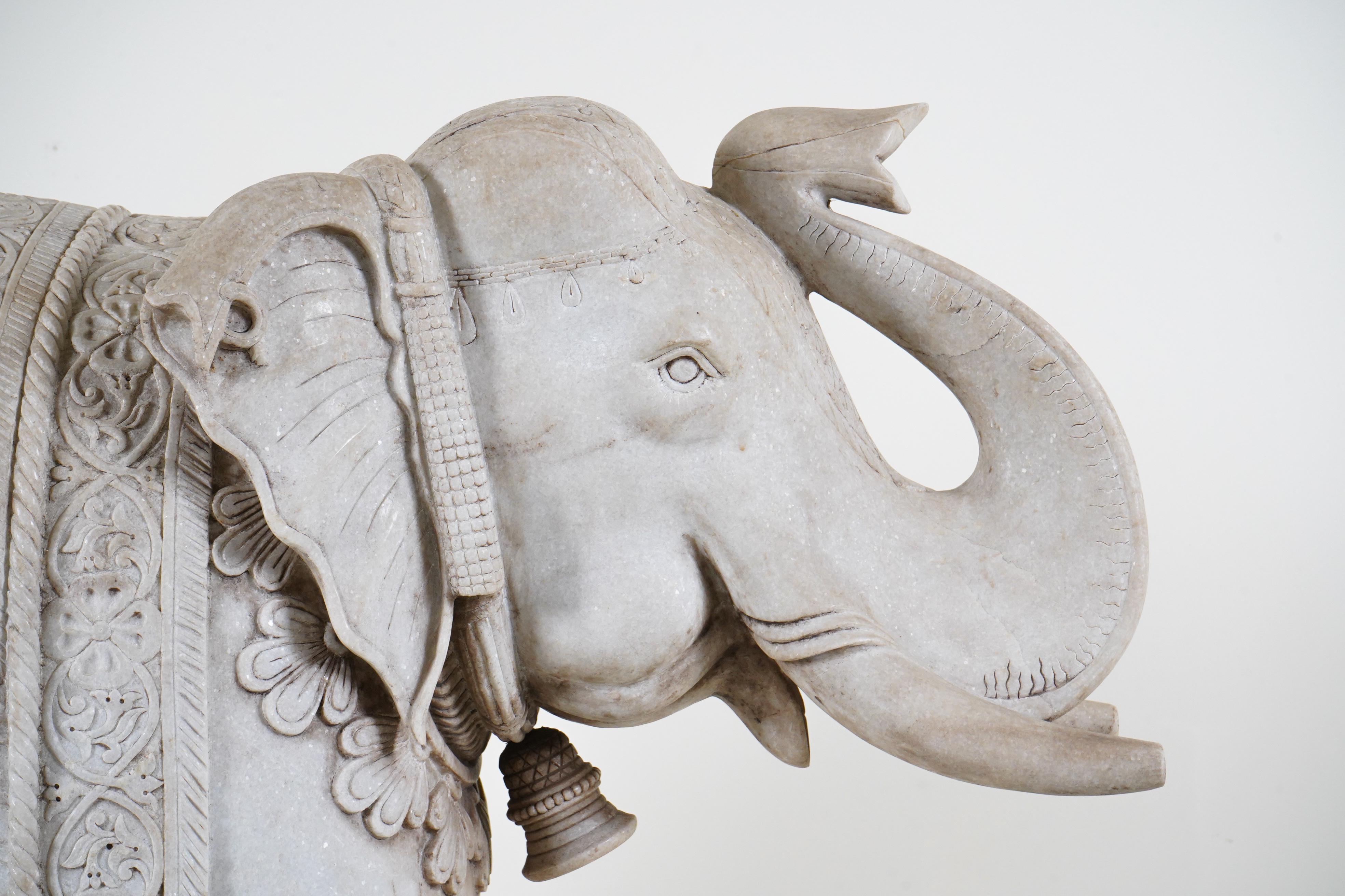 Une paire monumentale de  Éléphants marbre sculpté  en vente 11