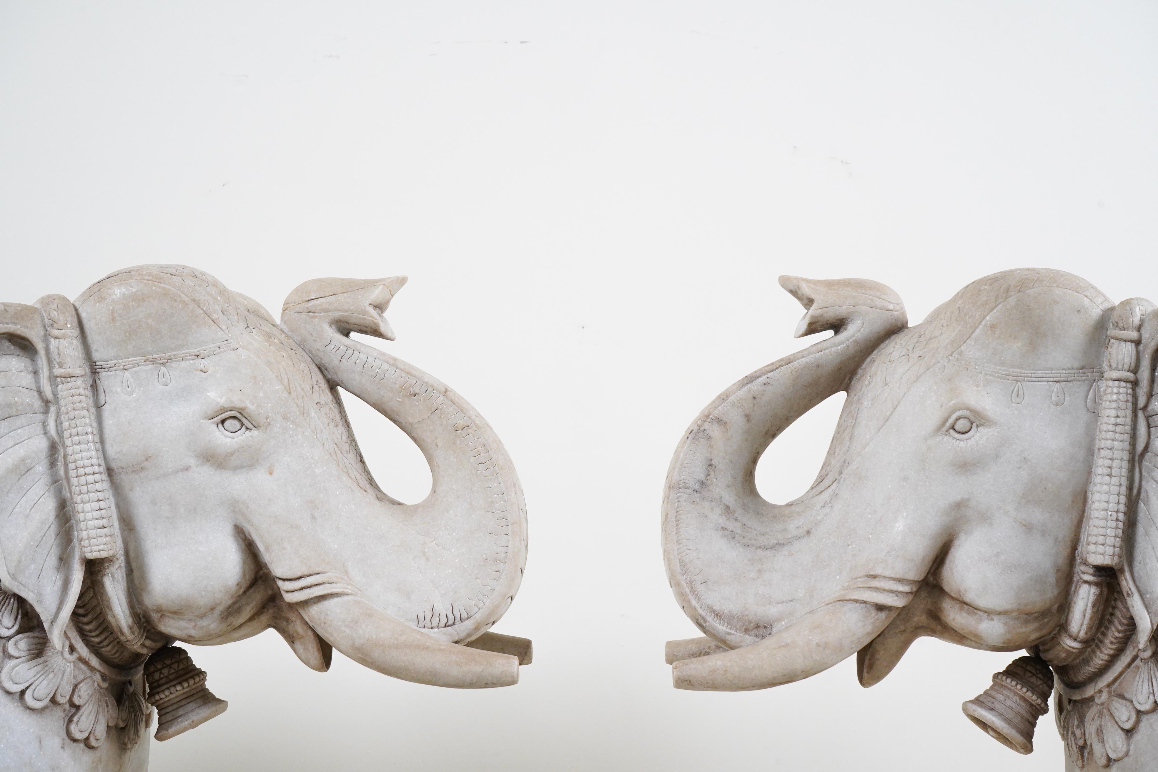 Indien Une paire monumentale de  Éléphants marbre sculpté  en vente