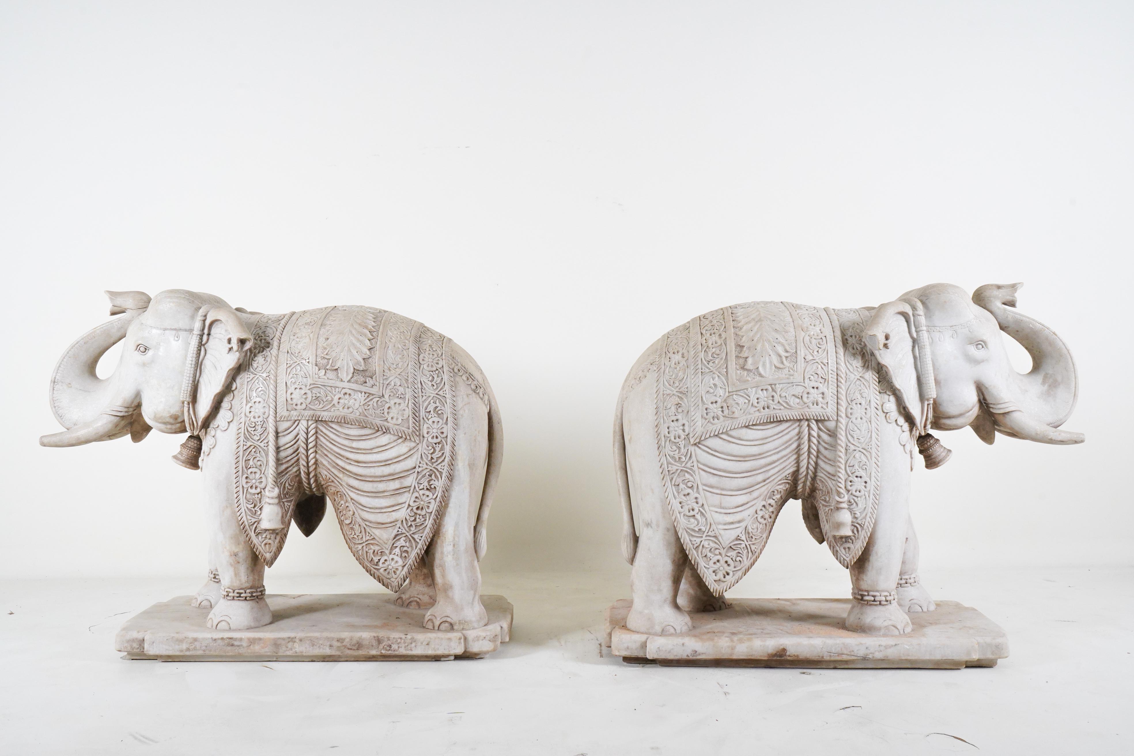 Sculpté à la main Une paire monumentale de  Éléphants marbre sculpté  en vente