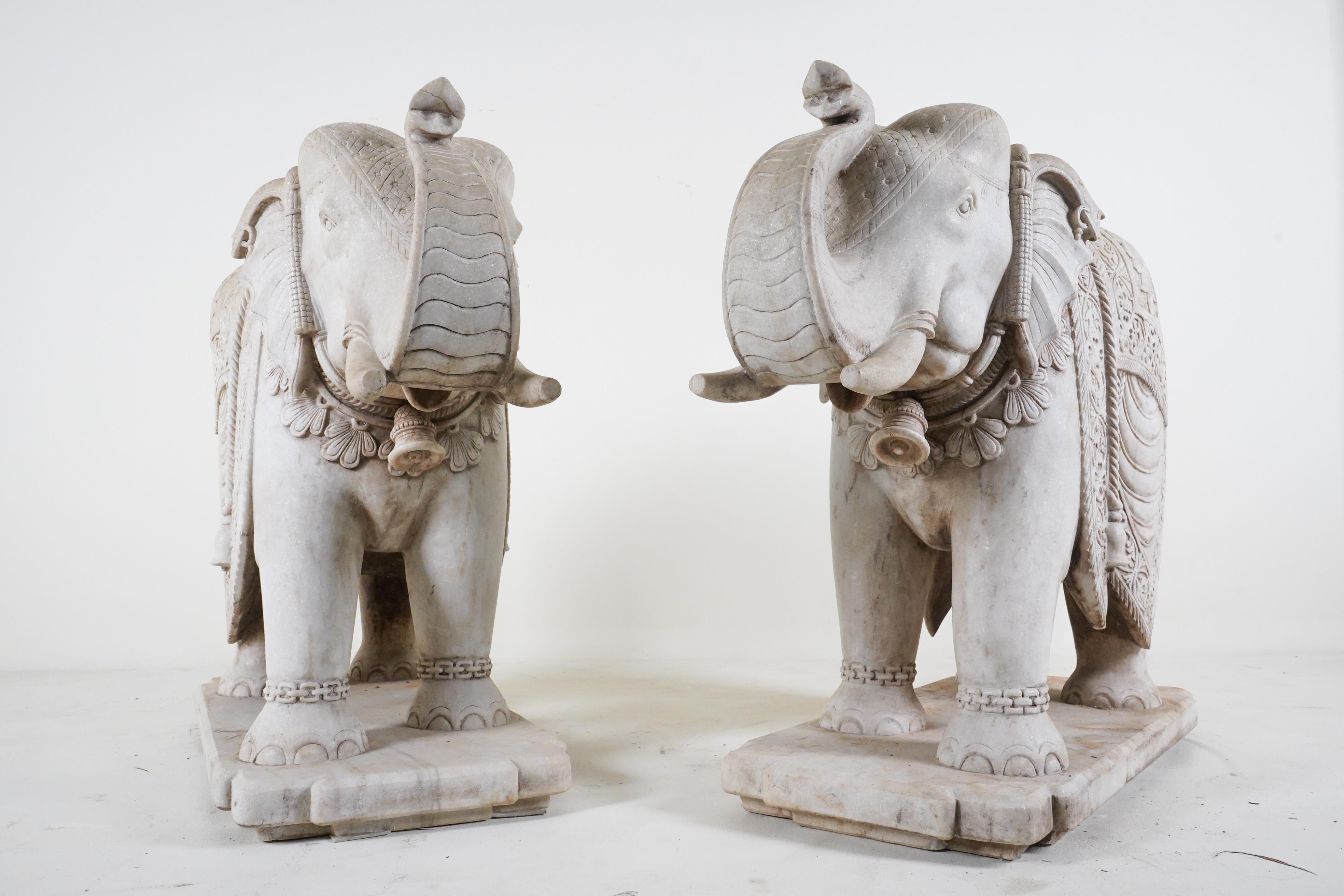 Une paire monumentale de  Éléphants marbre sculpté  Bon état - En vente à Chicago, IL