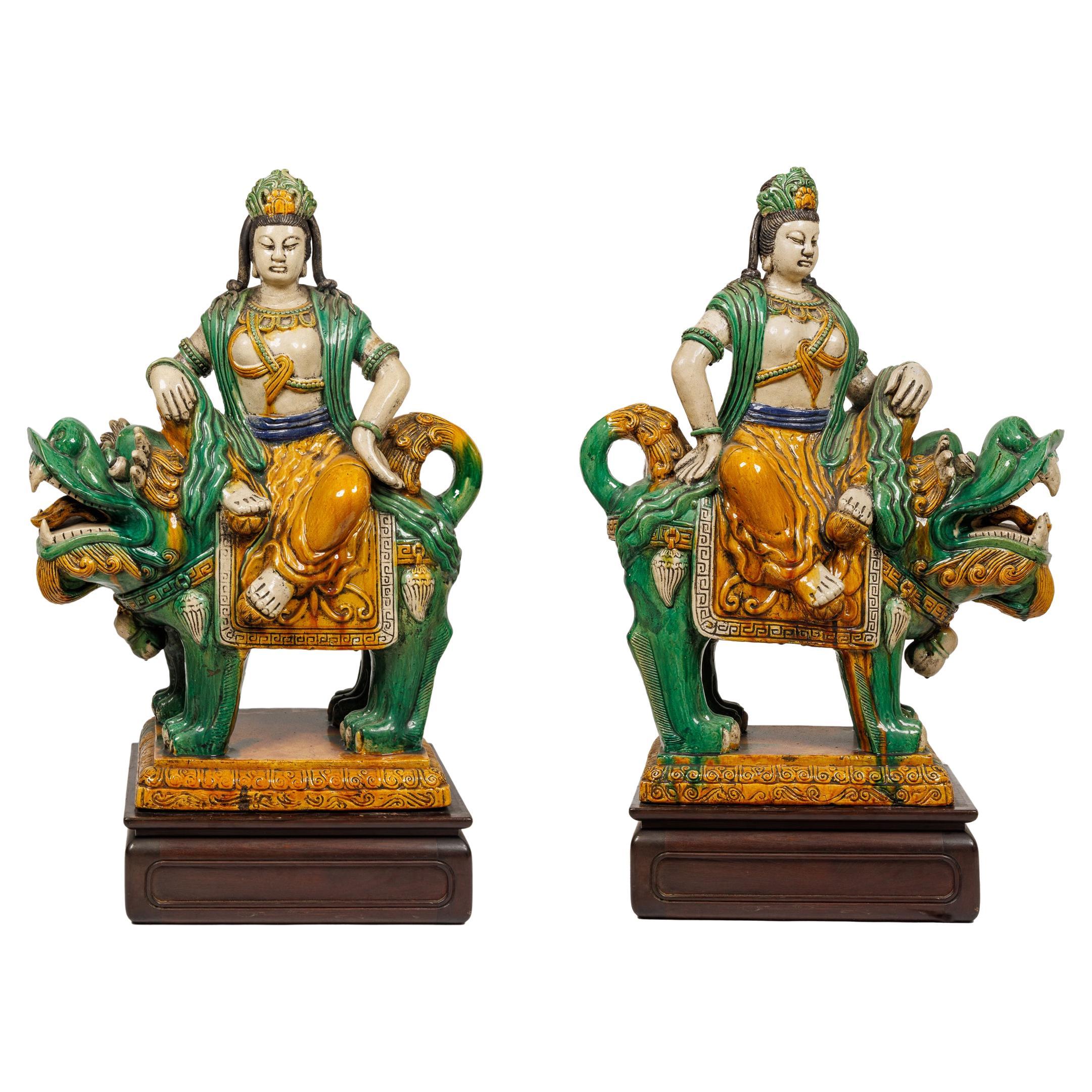 Monumentales Paar chinesischer Sancai-glasierter Keramikfiguren von Guan Yin und Löwe