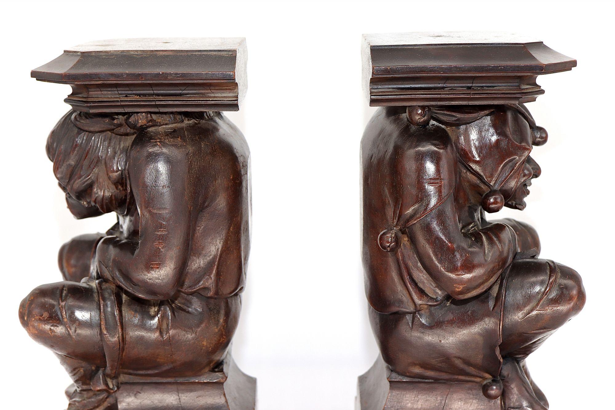 18th Century and Earlier Monumental Pair of English Carved Walnut Wood Figures of Court Jesters, 18th C For Sale