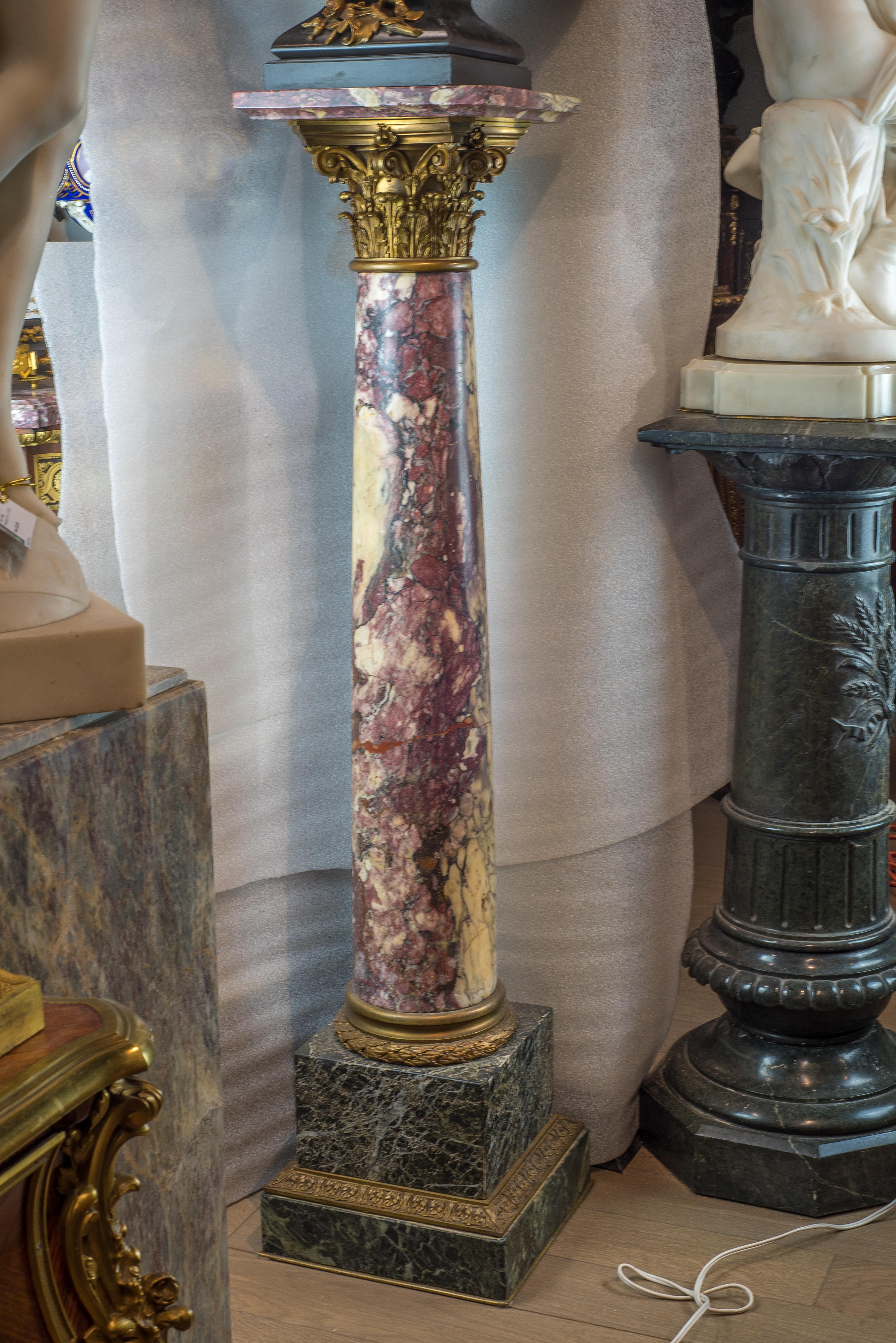 Eine feine Qualität monumentalen Paar vergoldeter Bronze montiert Marmorsockel mit korinthischen Kapitell

Herkunft: Französisch
Datum: 19. Jahrhundert
Abmessungen: 54 1/4 Zoll x 12 1/2 Zoll.