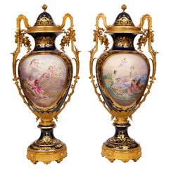 Paire monumentale de porcelaines et d'ornements de style Sèvres de la fin du 19e/début du 20e siècle