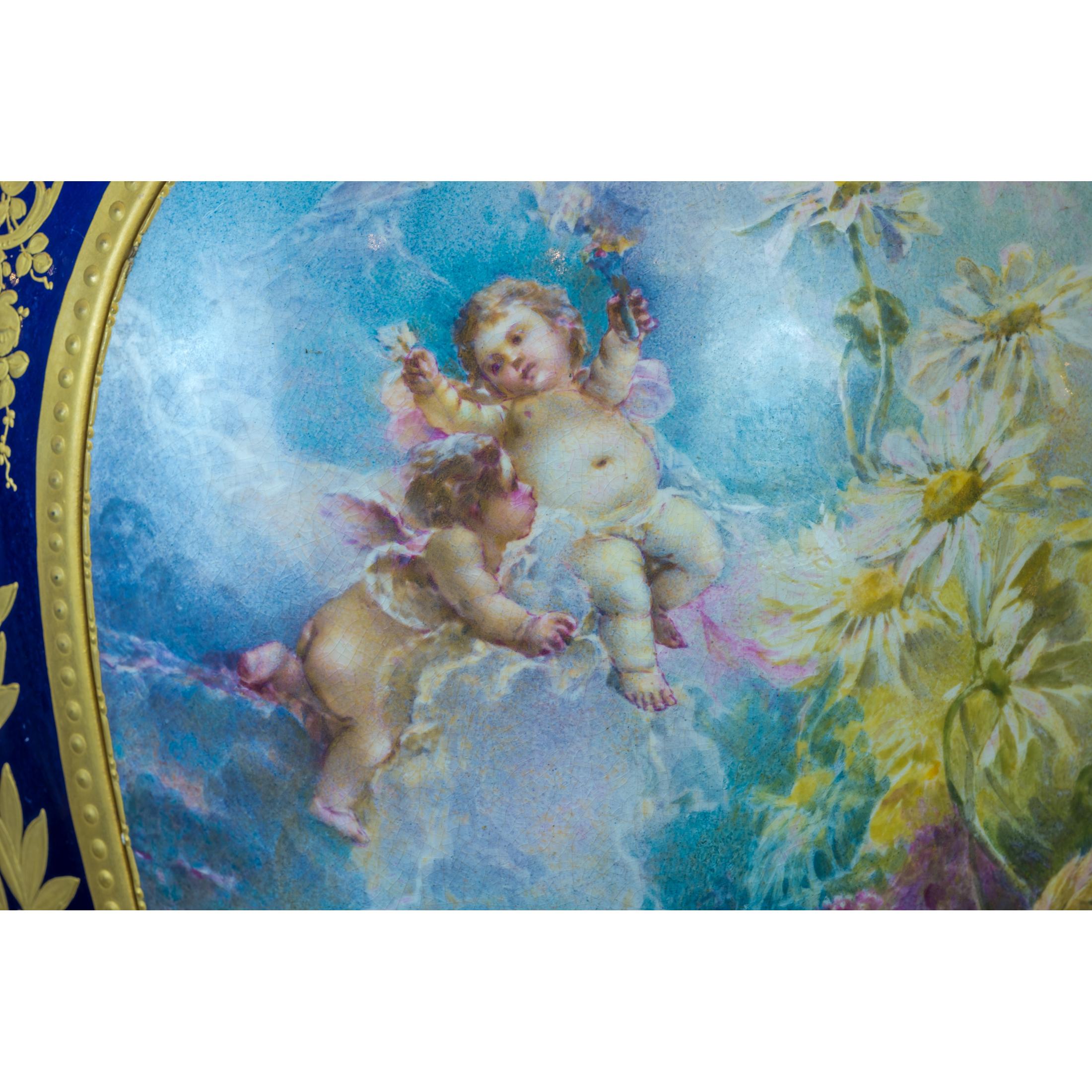 Coppia monumentale di magnifici vasi in porcellana di Sèvres con montatura in ormolu in vendita 5