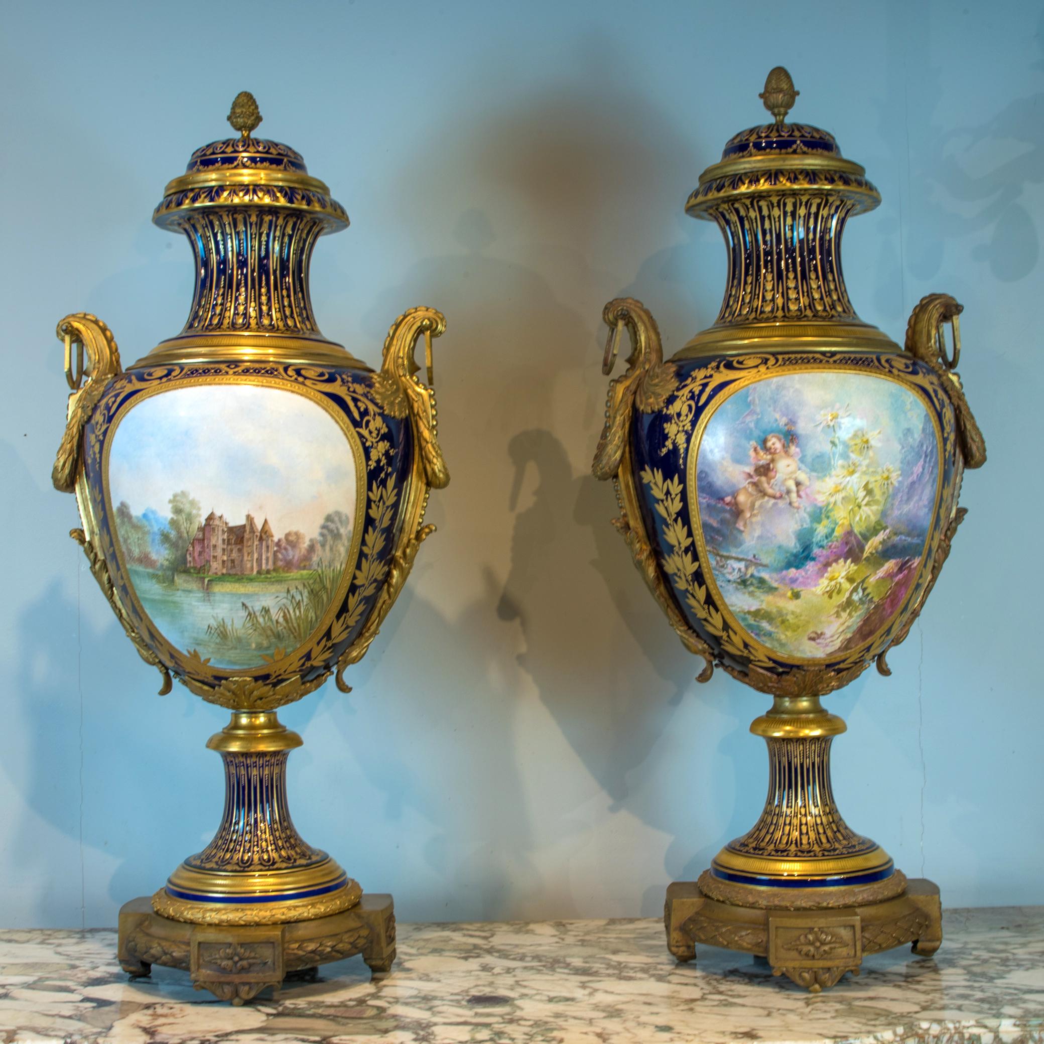 Rococo Paire monumentale de magnifiques vases en porcelaine de Sèvres montés en bronze doré en vente