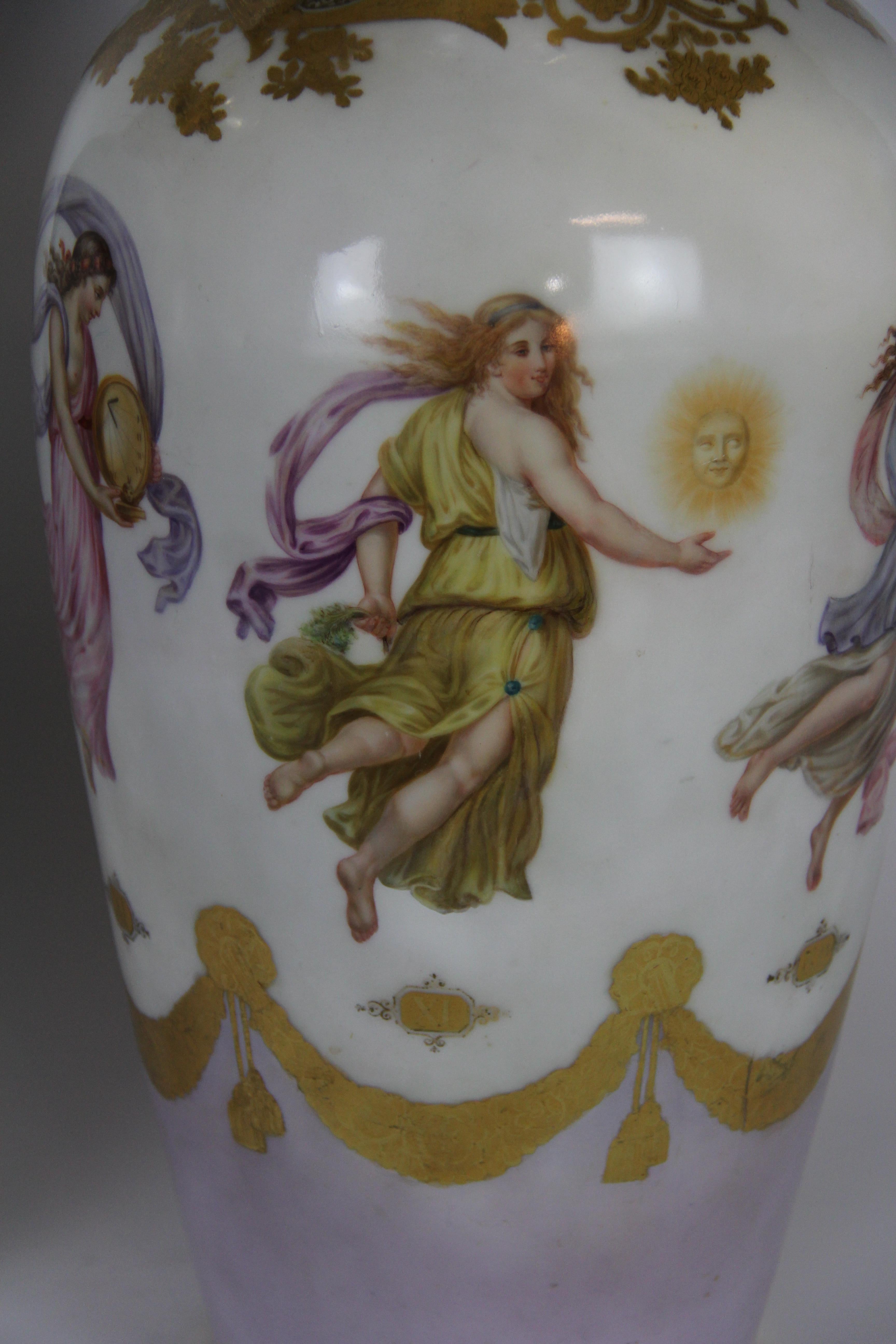 Paire monumentale de vases en porcelaine de Paris antique avec figures dansantes d'Angles en vente 5