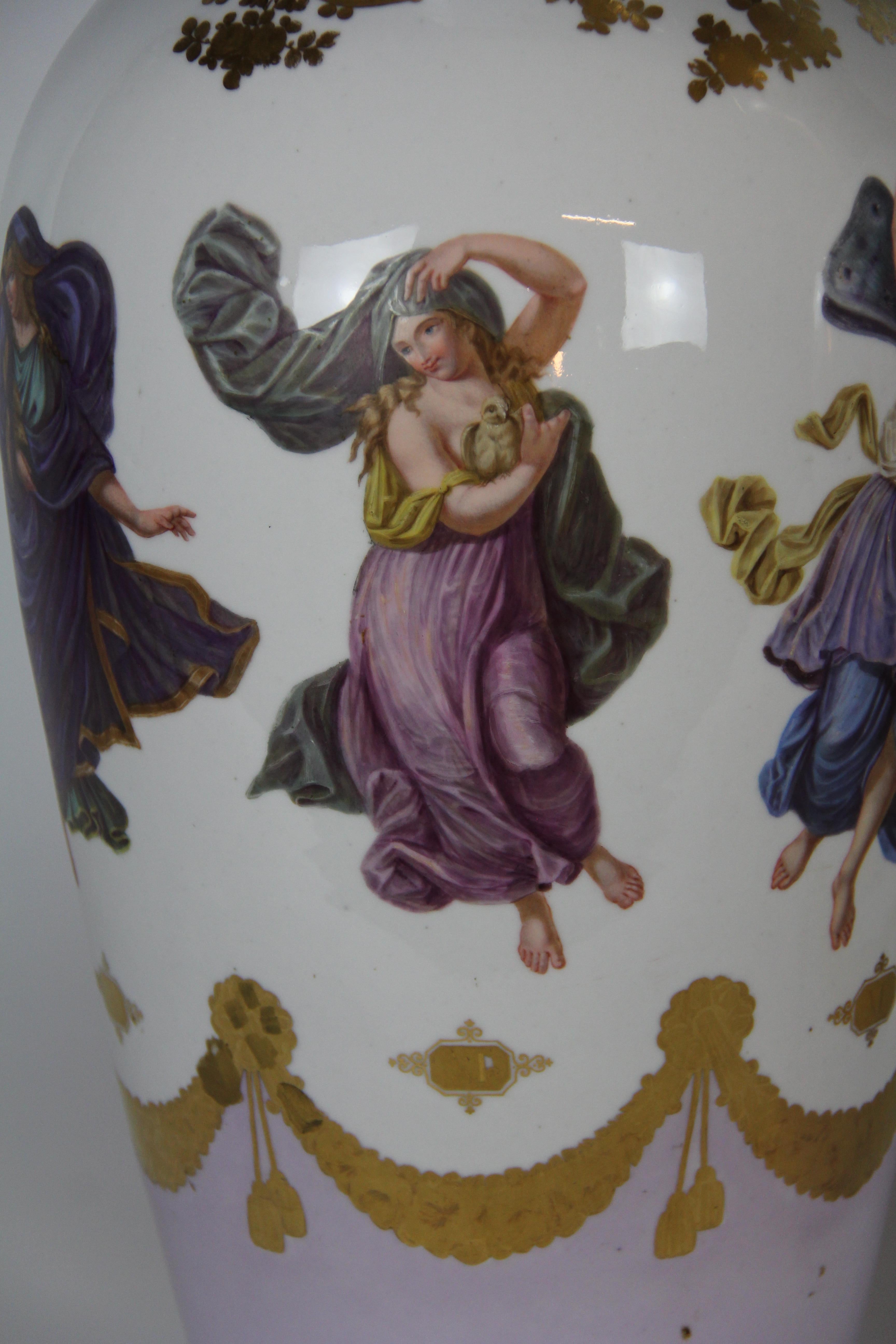 Paire monumentale de vases en porcelaine de Paris antique avec figures dansantes d'Angles en vente 6