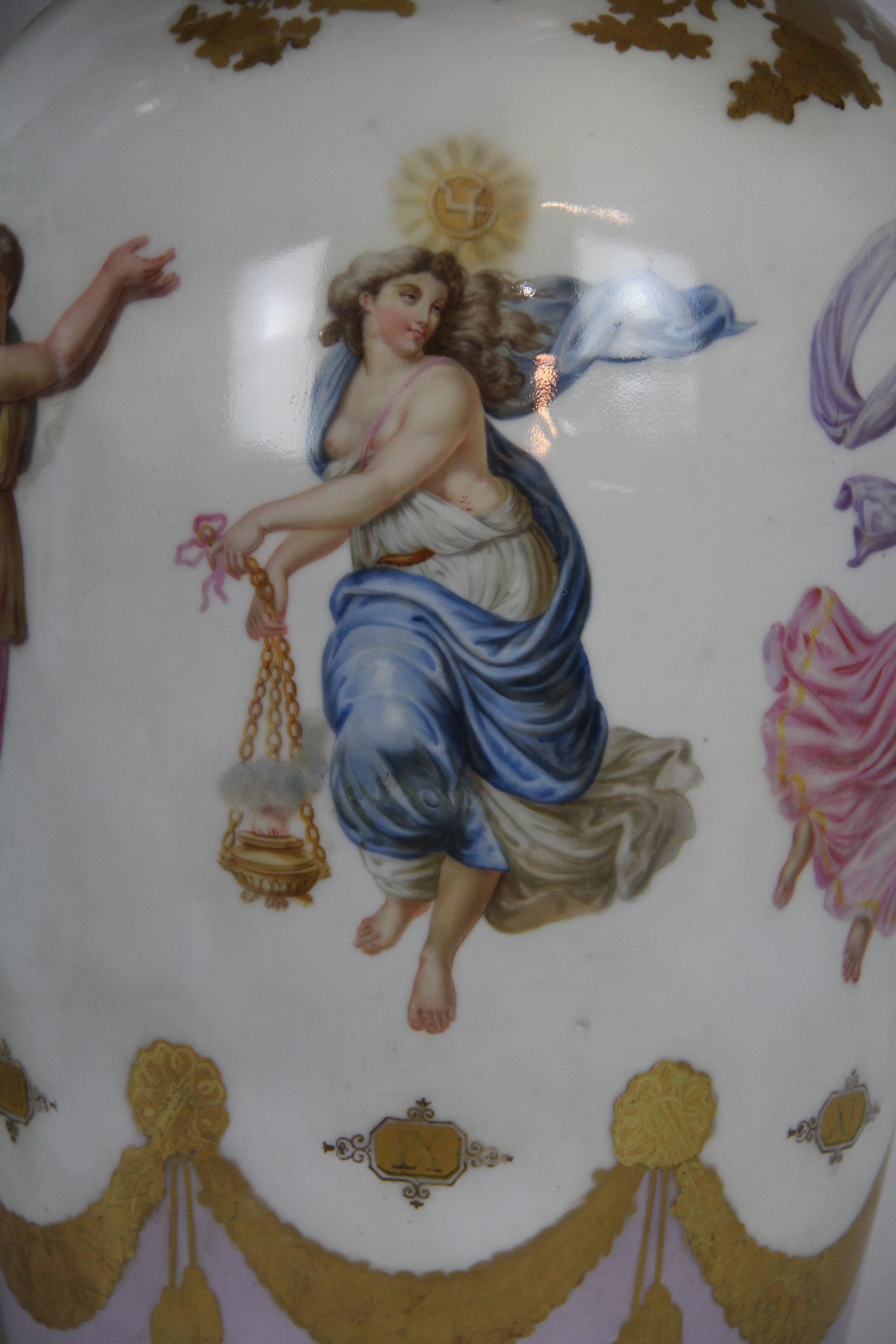 Porcelaine Paire monumentale de vases en porcelaine de Paris antique avec figures dansantes d'Angles en vente